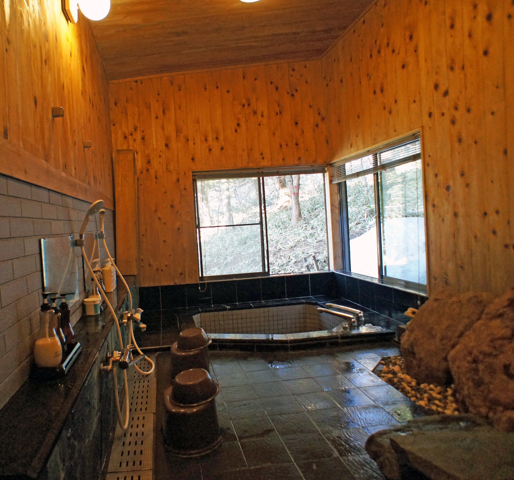 檜板張りの浴室