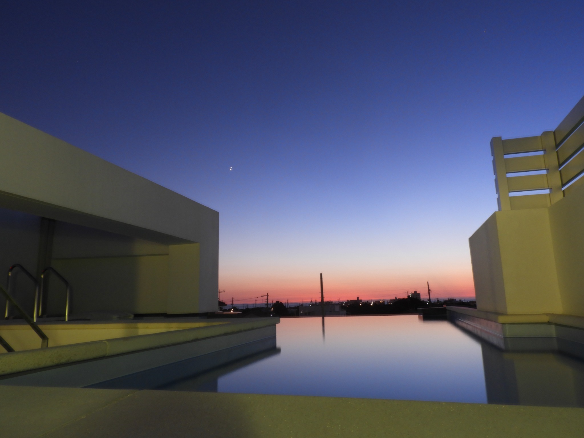 プール (※屋上照明は21時に自動消灯いたします。屋上のご利用は20時30分までとなりますので予めご了承ください。) Rooftop (* The rooftop lighting will be turned off automatically at 21:00. Please note that the rooftop will be available until 20:30.)