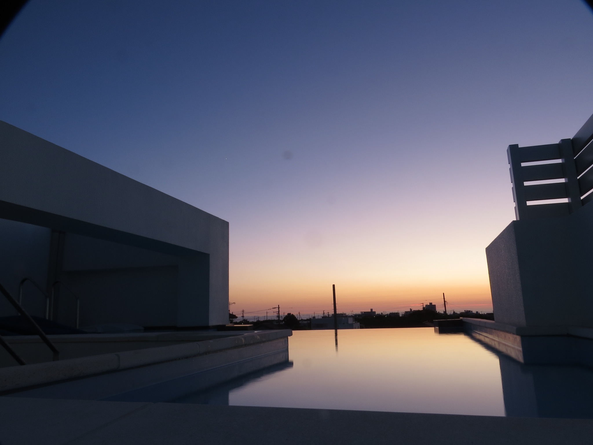 プール (※屋上照明は21時に自動消灯いたします。屋上のご利用は20時30分までとなりますので予めご了承ください。) Rooftop (* The rooftop lighting will be turned off automatically at 21:00. Please note that the rooftop will be available until 20:30.)