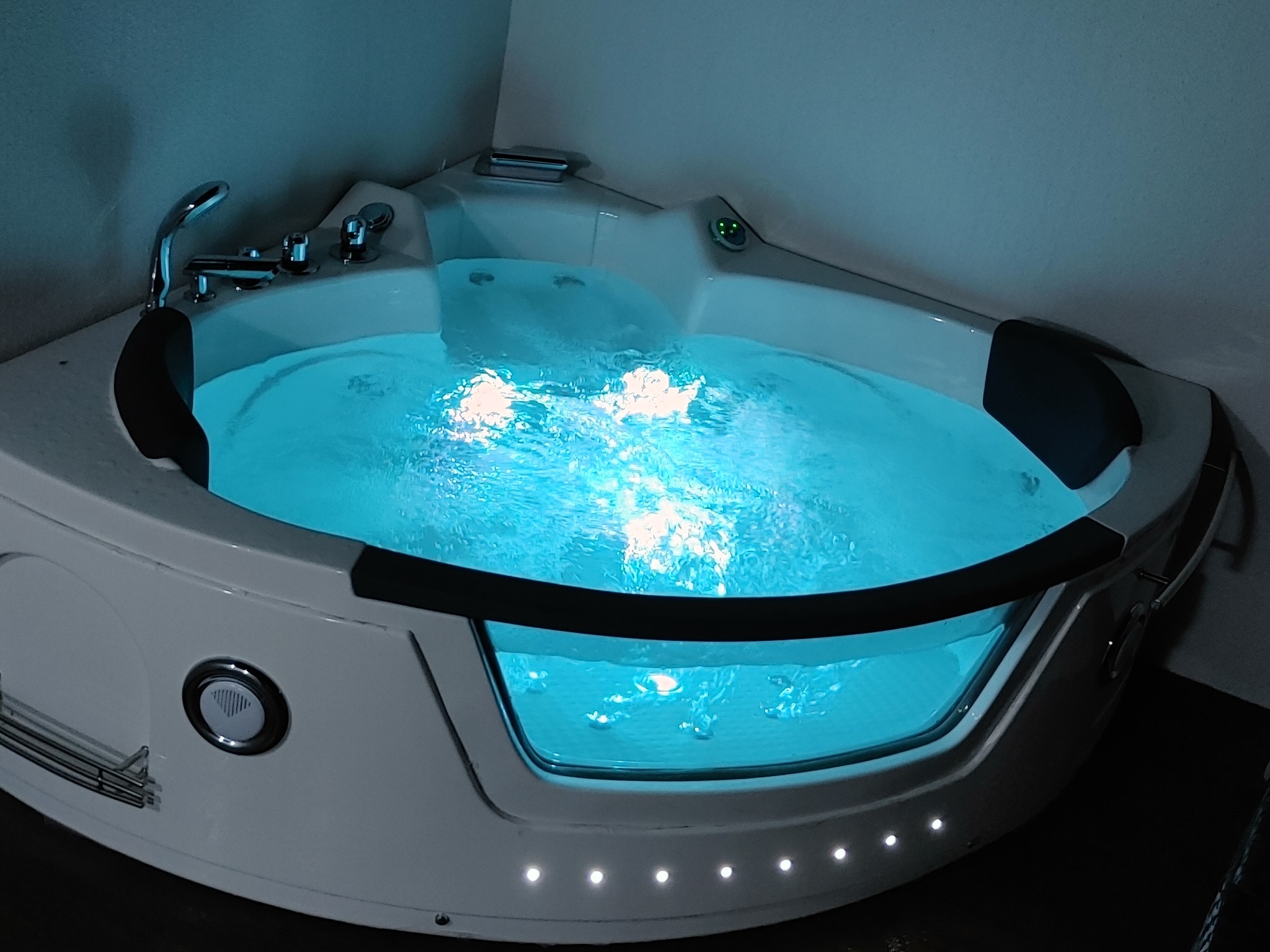 ジャグジー (※屋上照明は21時に自動消灯いたします。屋上のご利用は20時30分までとなりますので予めご了承ください。) Rooftop (* The rooftop lighting will be turned off automatically at 21:00. Please note that the rooftop will be available until 20:30.)