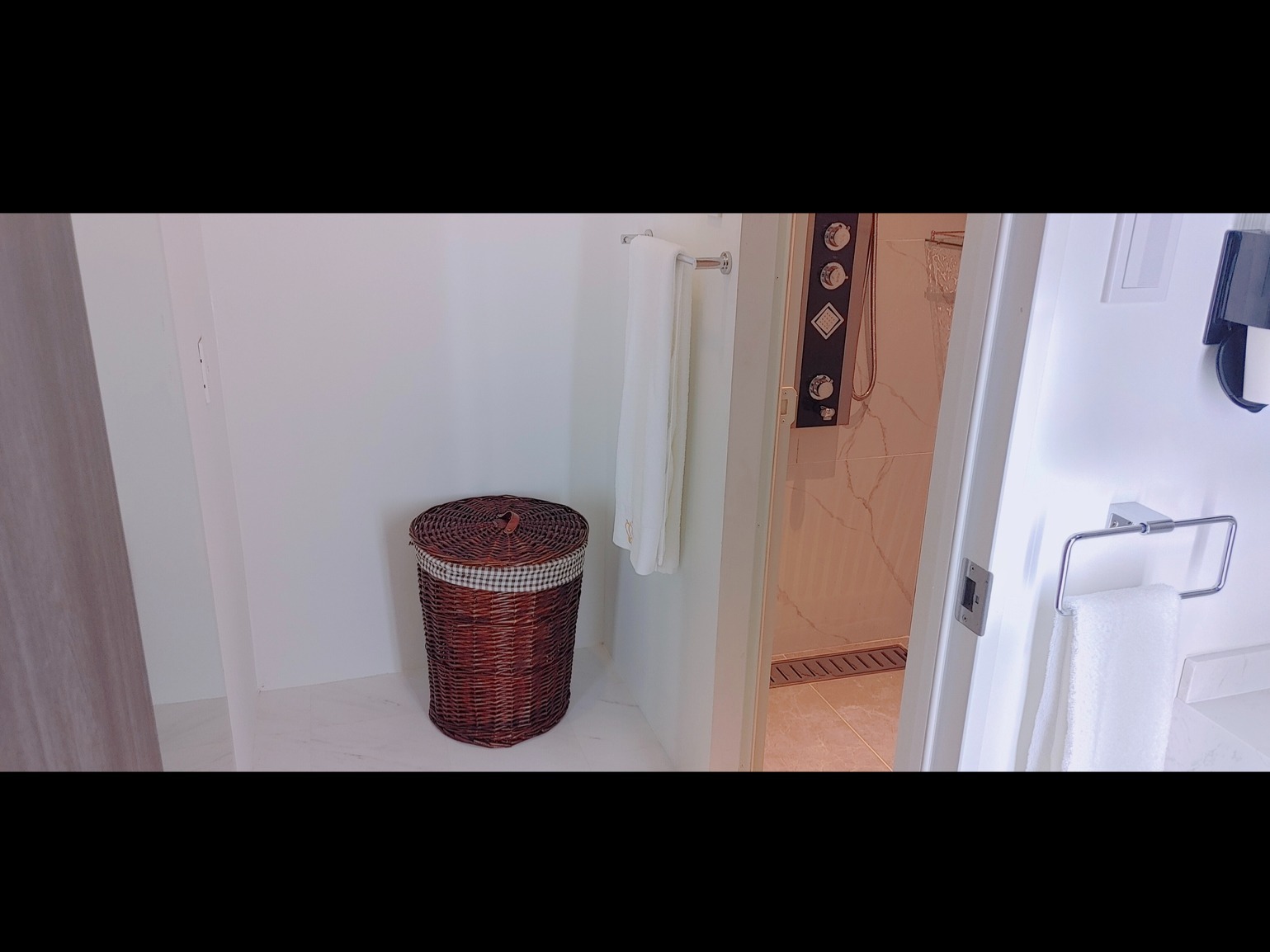 シャワールーム Shower Room