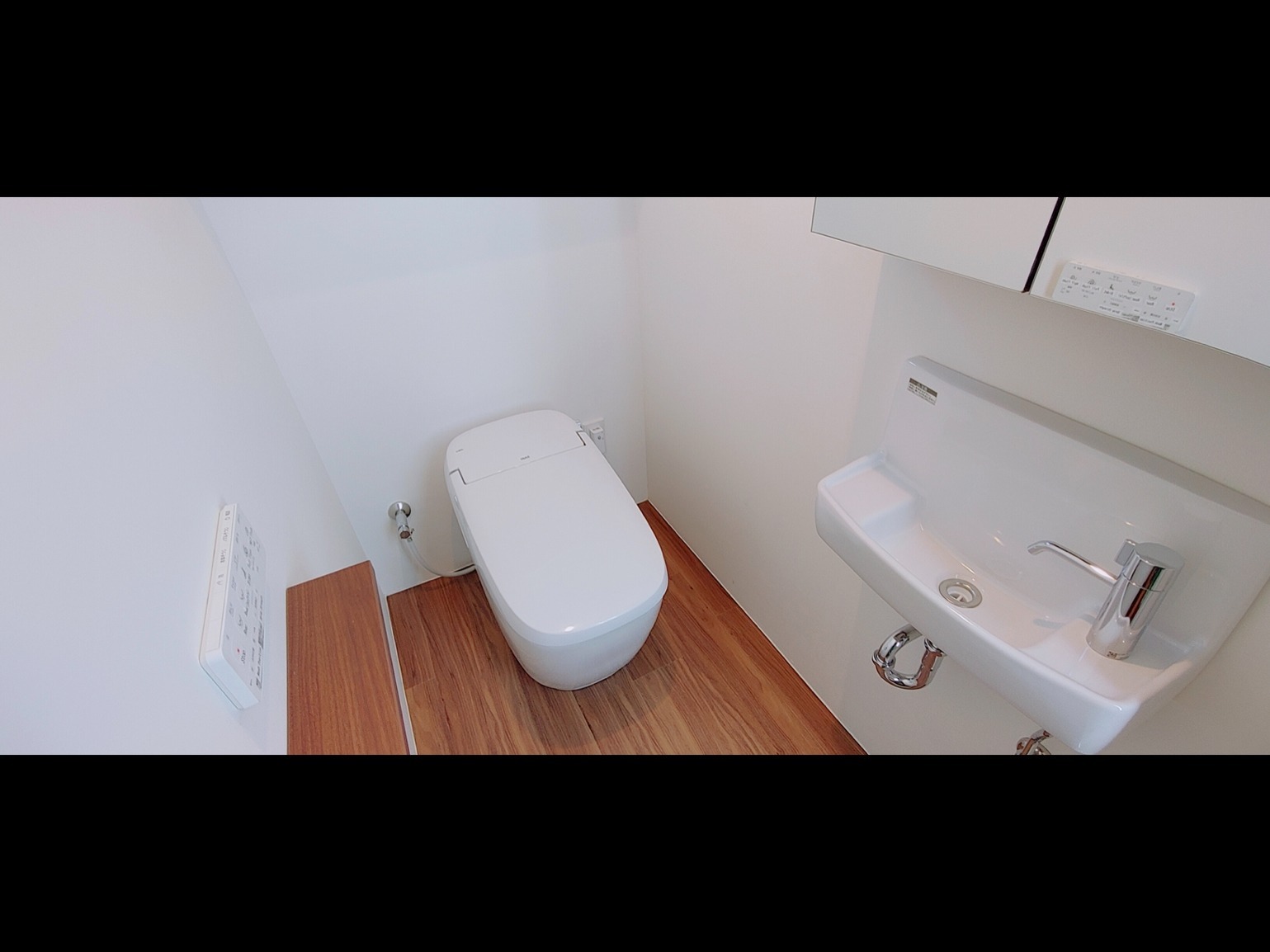 トイレ  各階に1箇所、合計3箇所ご用意しております。  Toilet  We have one location on each floor, for a total of three locations.