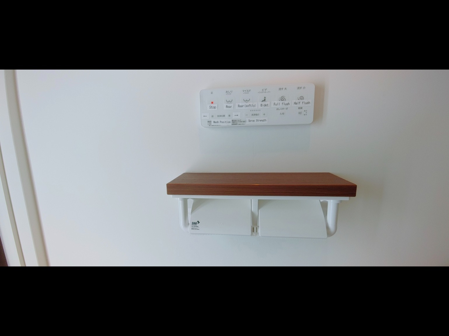 トイレ  各階に1箇所、合計3箇所ご用意しております。  Toilet  We have one location on each floor, for a total of three locations.