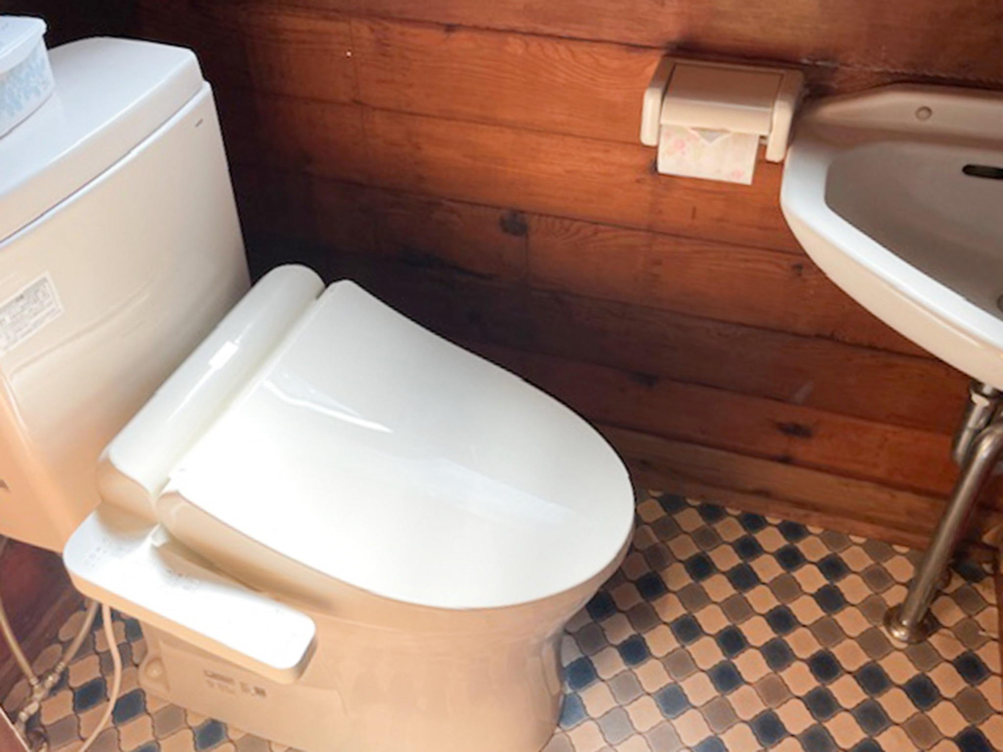 ・【トイレ】広くゆったりとご利用いただける洗浄機付便座のトイレです