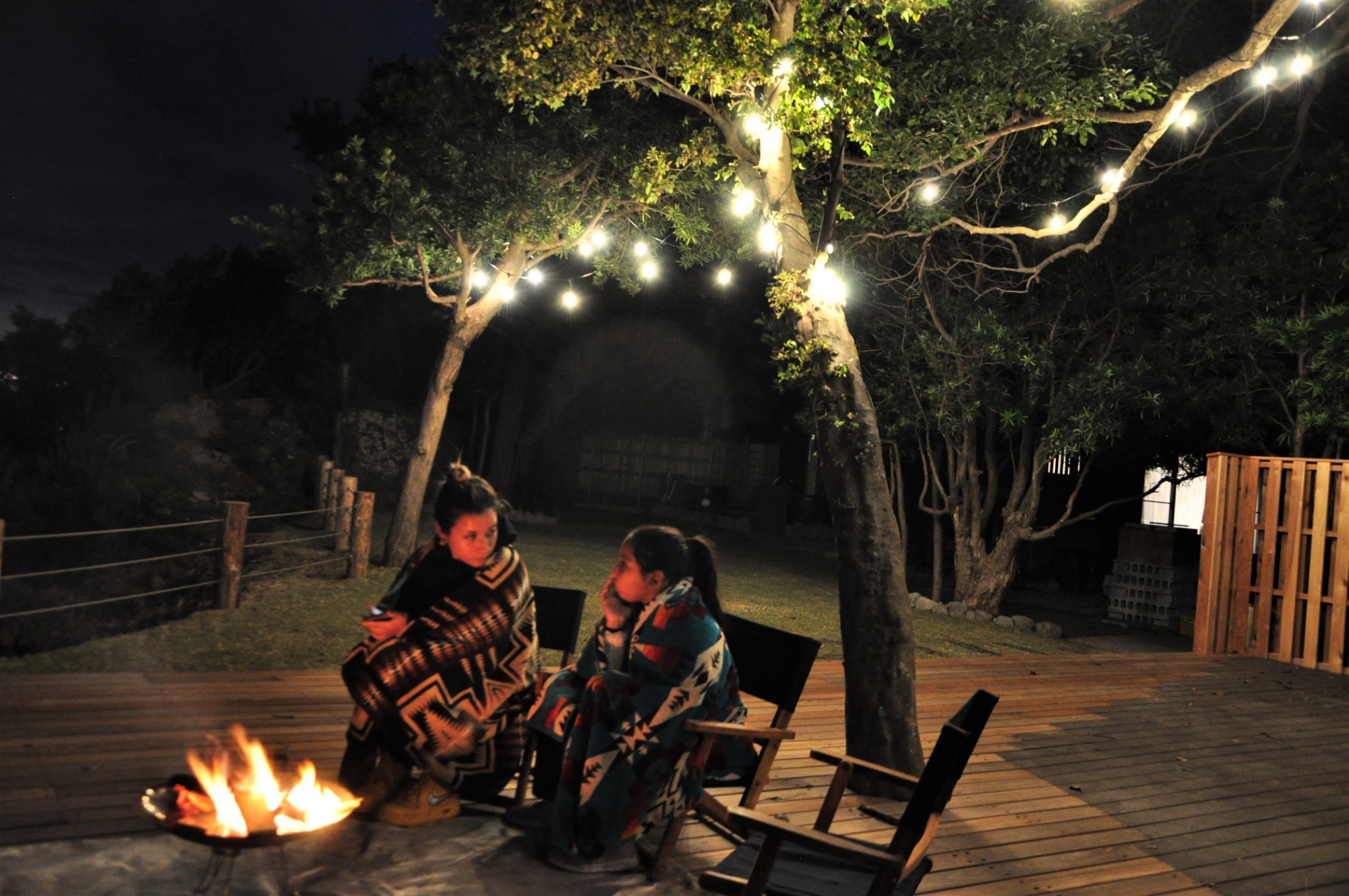 焚火を囲んで団欒を