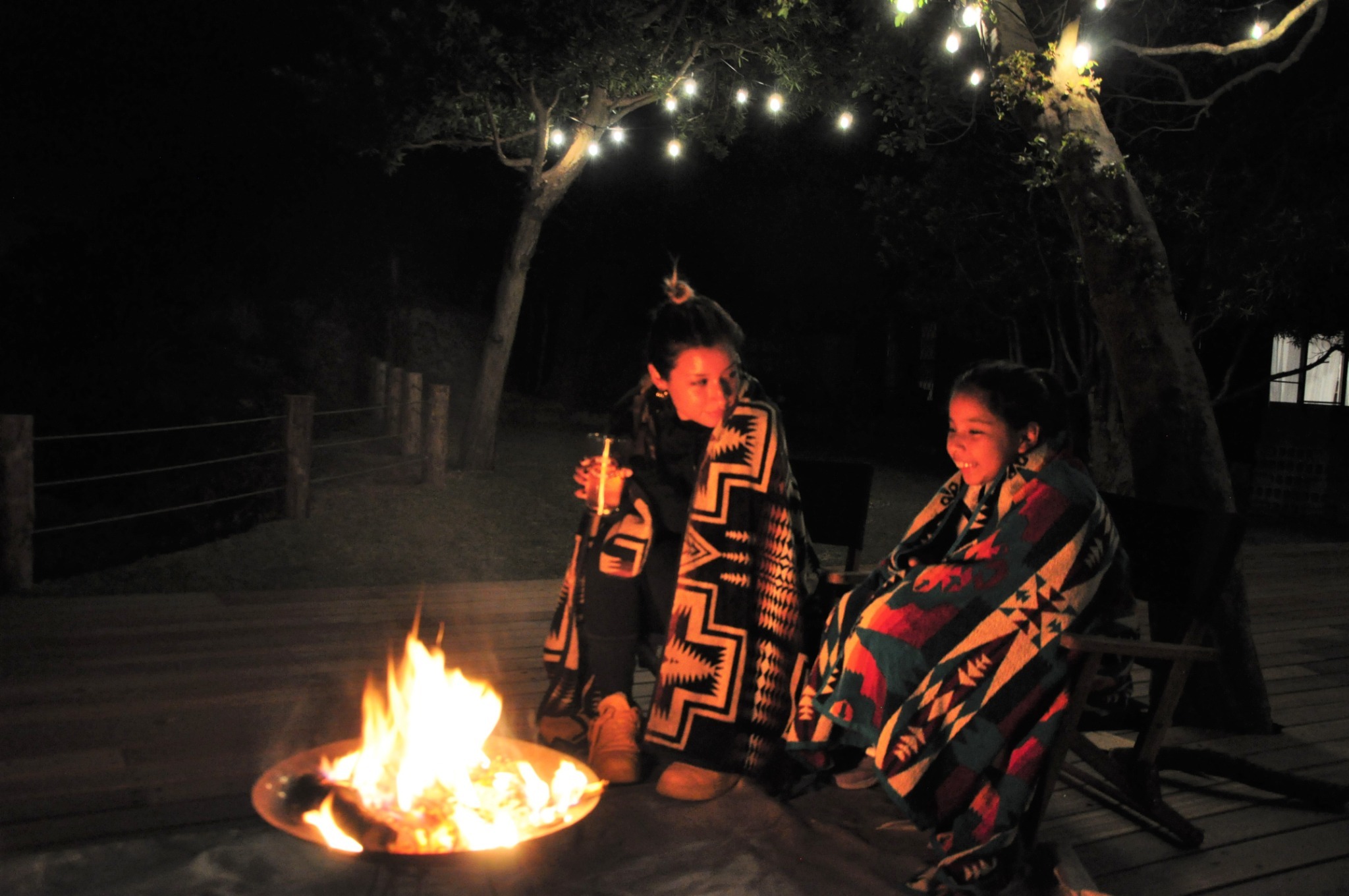 焚火端で穏やかなひとときを