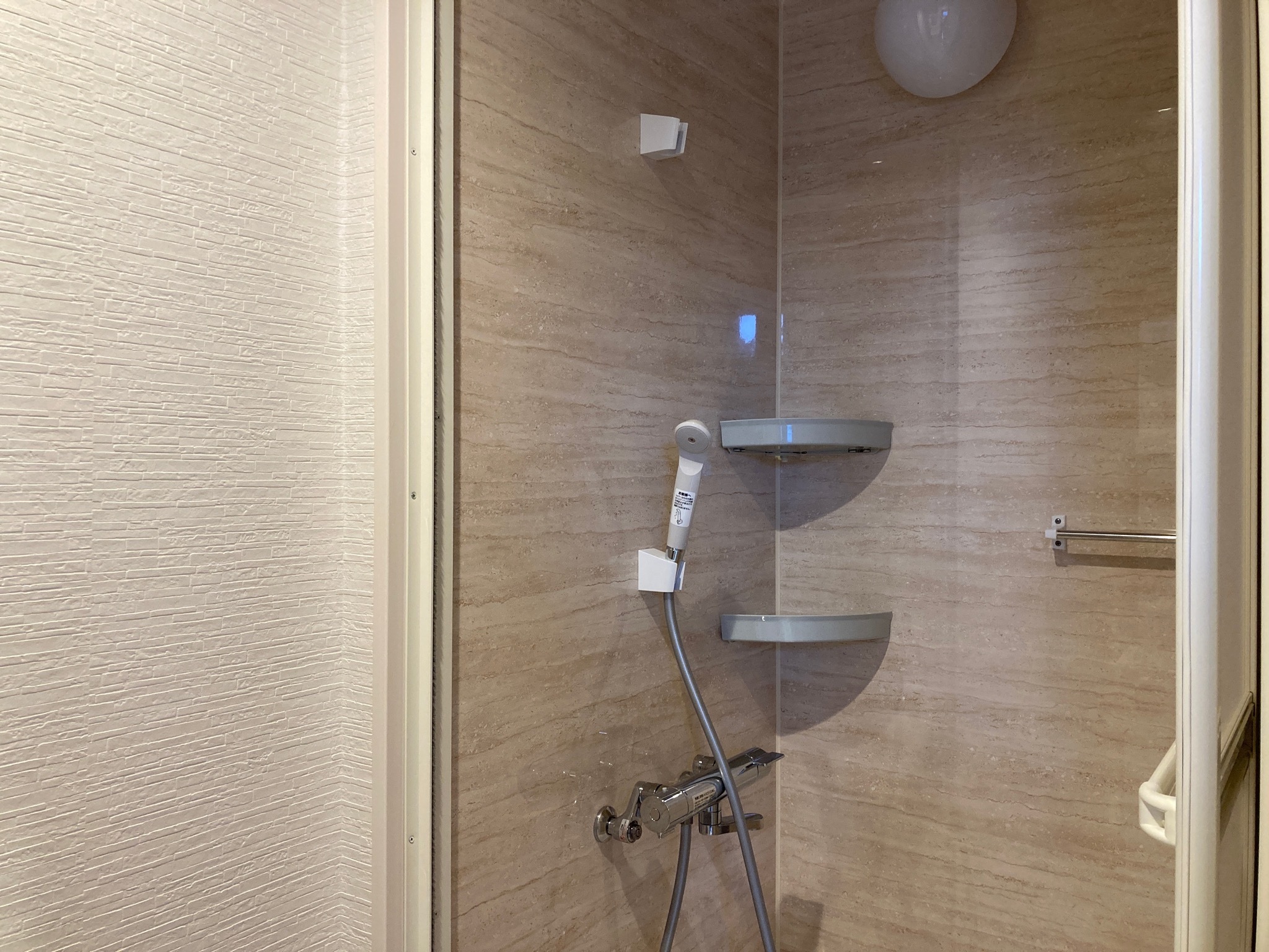 2F 洋室2 小上がり階段アリ【素泊り】シングルベッド3台 最大4名 シャワー&トイレ付