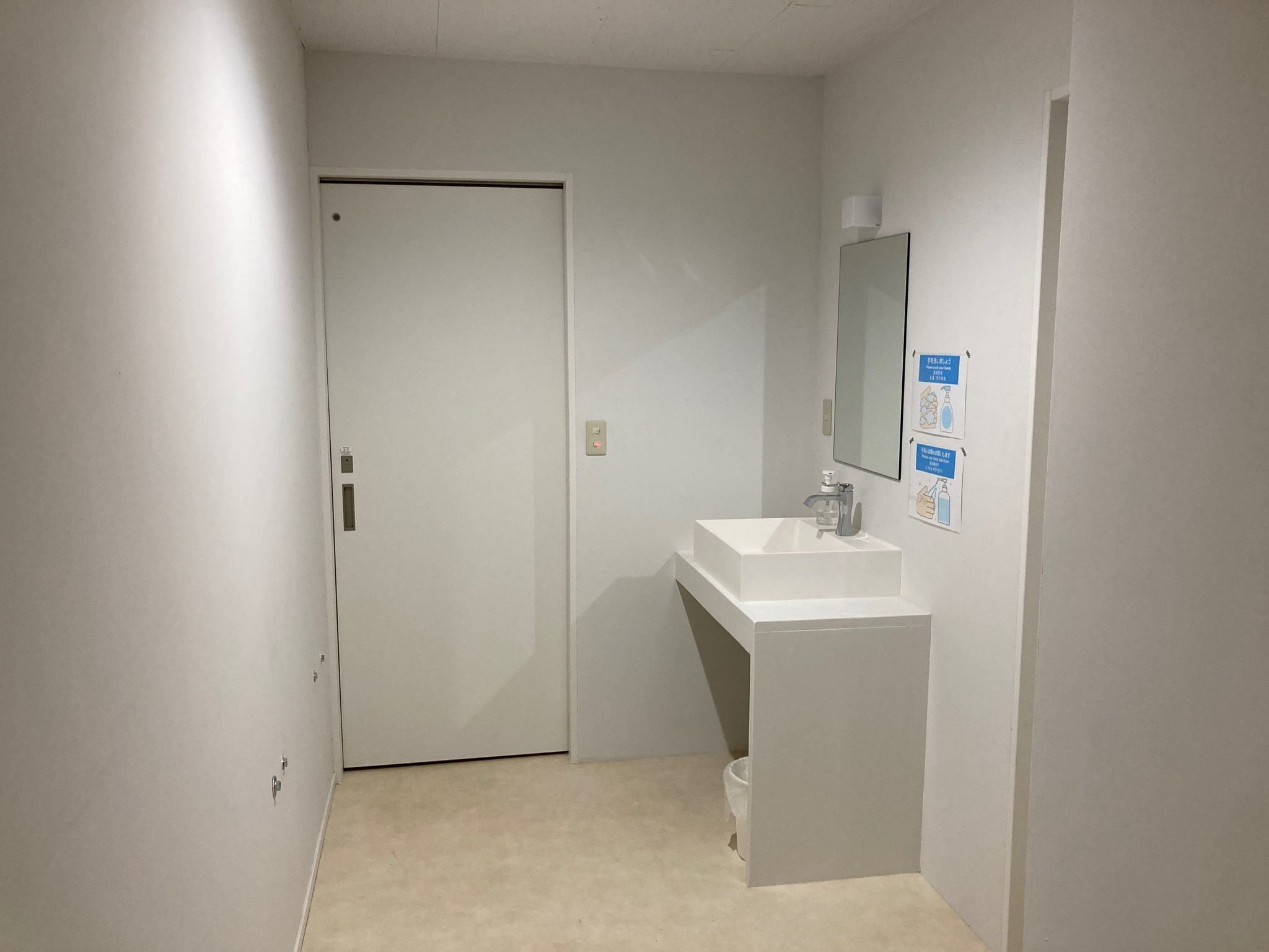 ワンちゃんOK【素泊まり】バルコニー付洋室 セミダブルベッド3台 最大6名 共用トイレ&シャワー