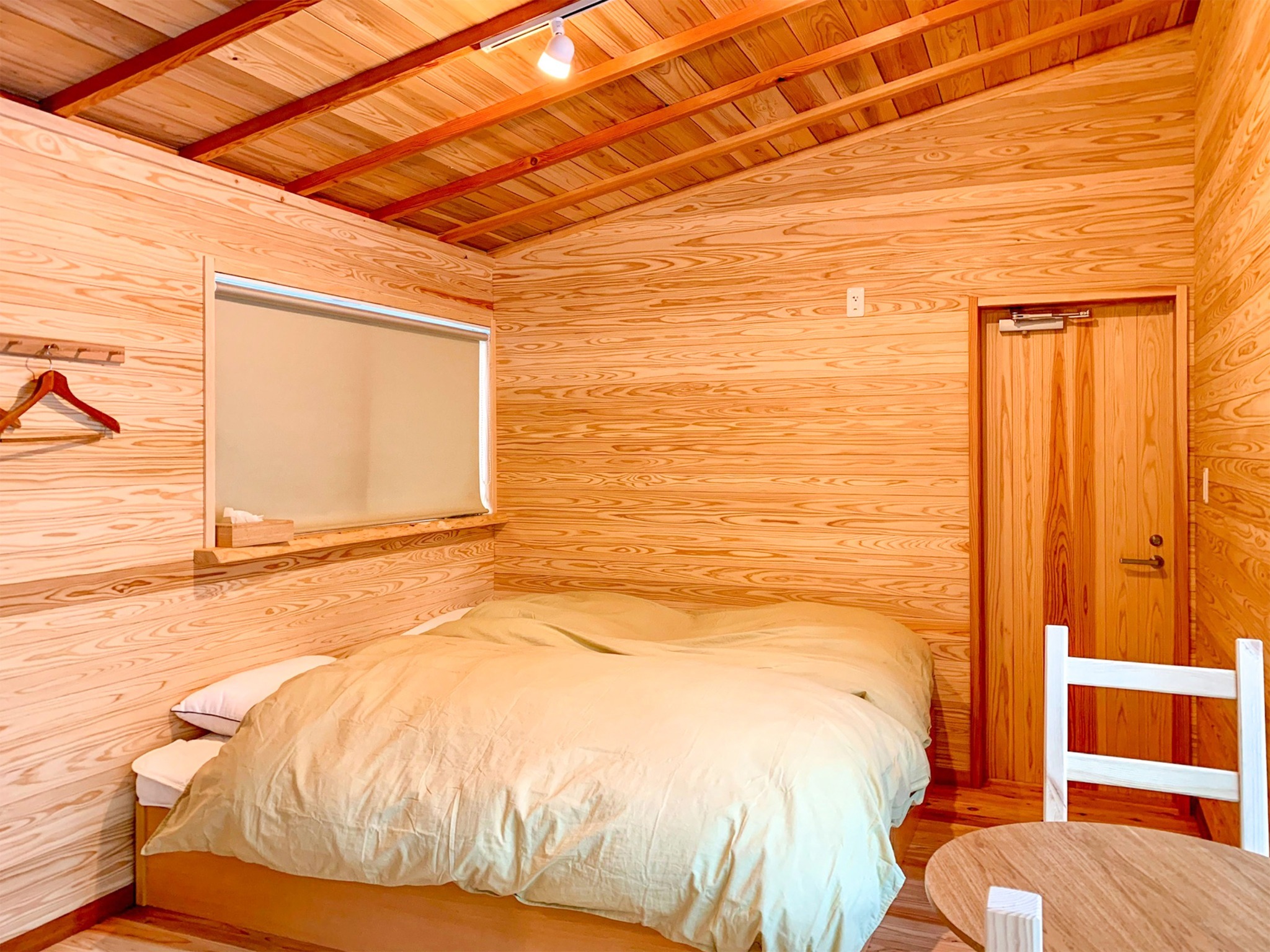 ・木の温もりが感じられるお部屋にはシングルベッド2台をご用意