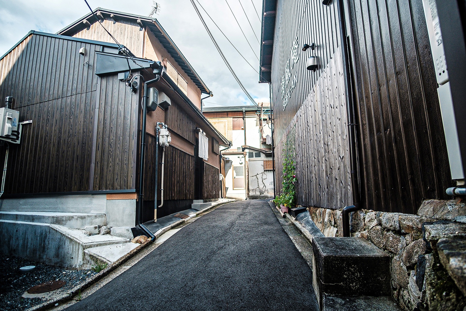 白川青柳庵は八坂神社北側の白川河沿いにあり、観光、買物、交通の便が良く、