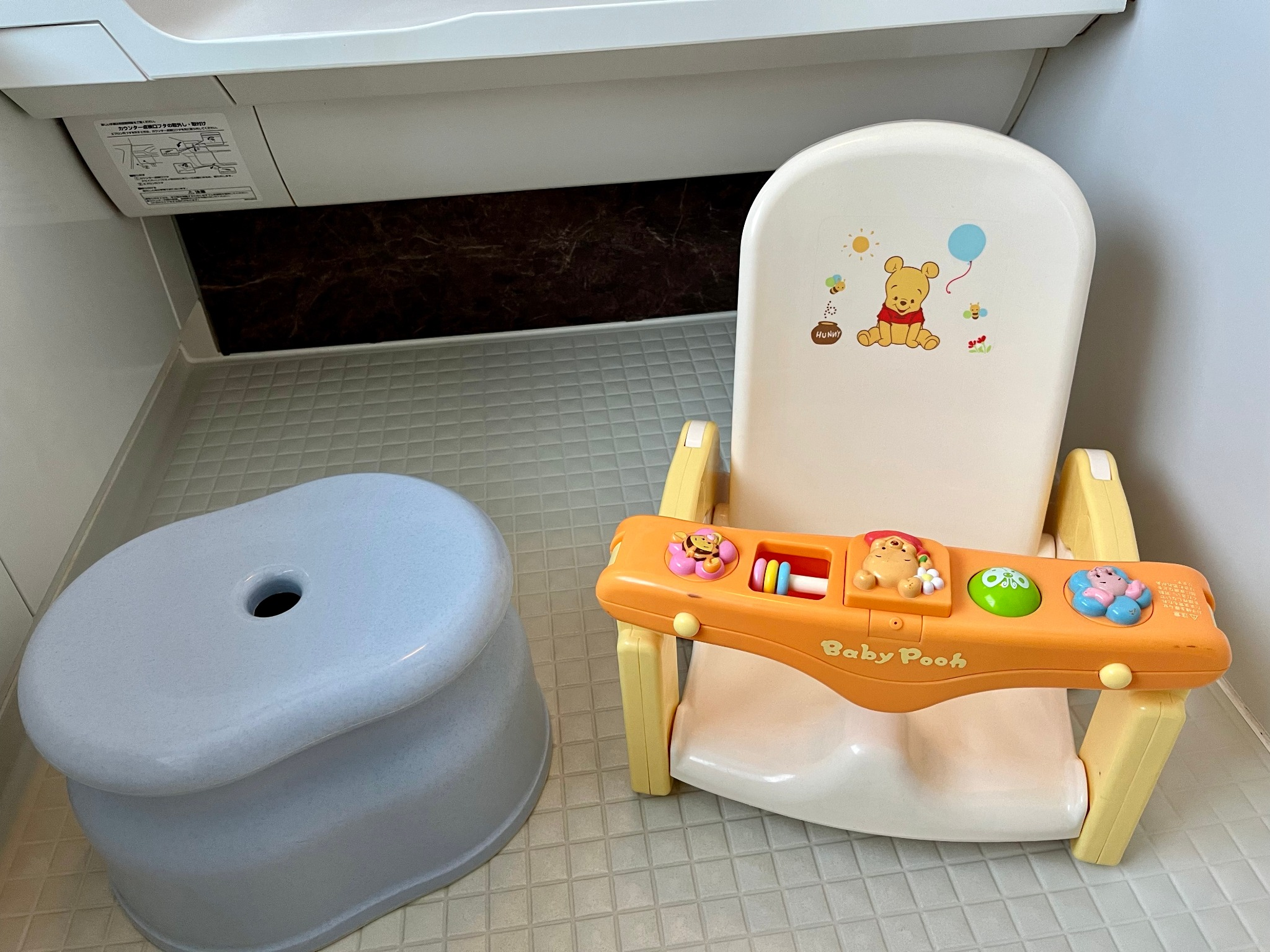 赤ちゃんお風呂椅子とおもちゃ