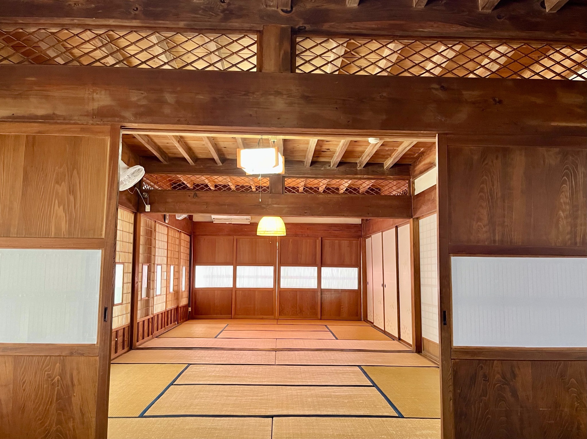 襖と撮ると16畳の大部屋、2つ有