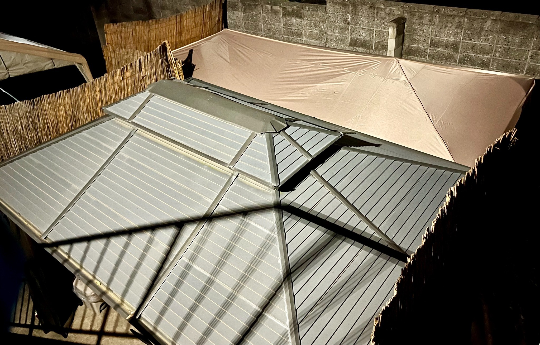 屋根付きテラスで雨天でもBBQ!