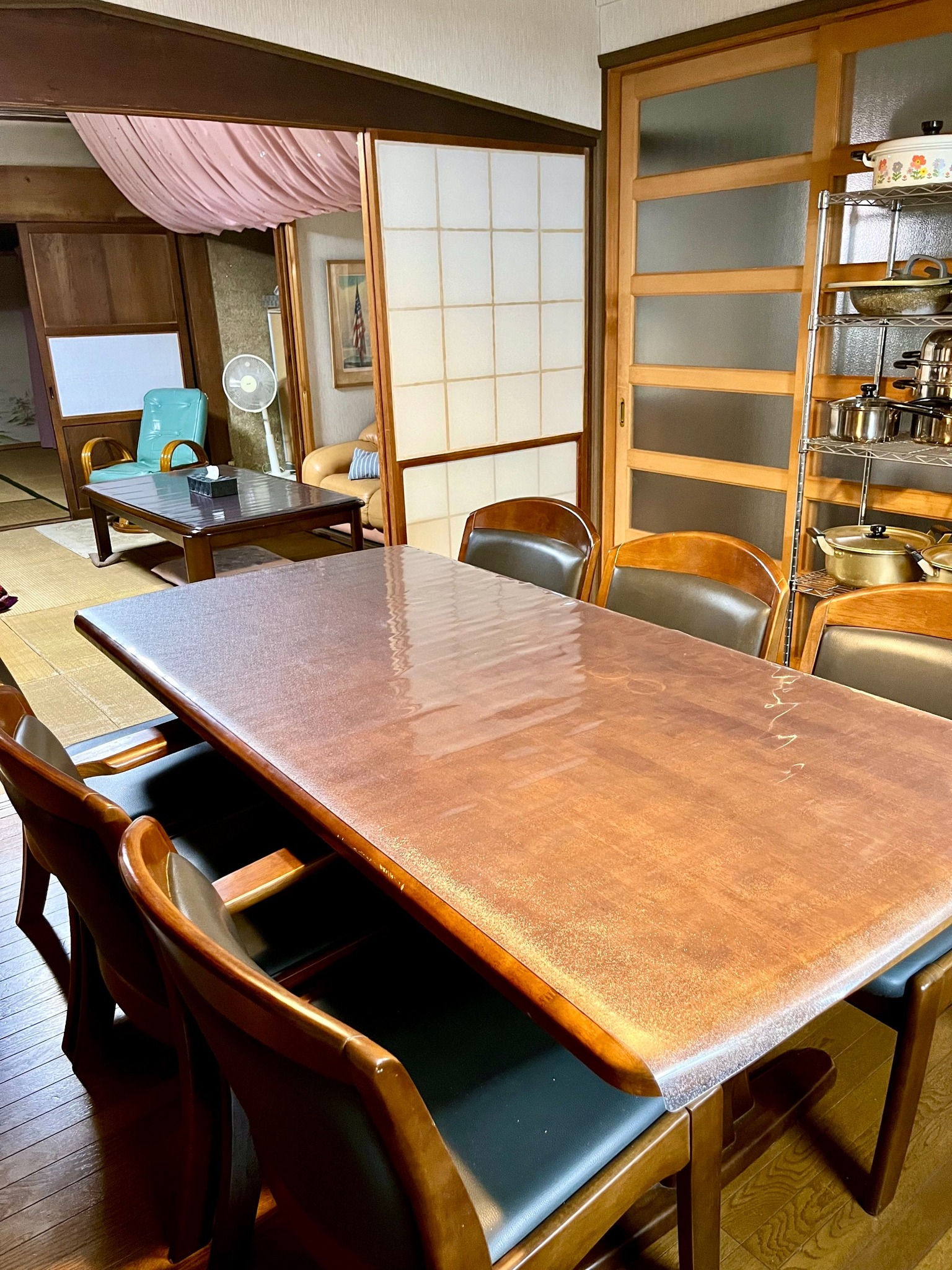 ダイニングキッチンが畳部屋と繋がってます