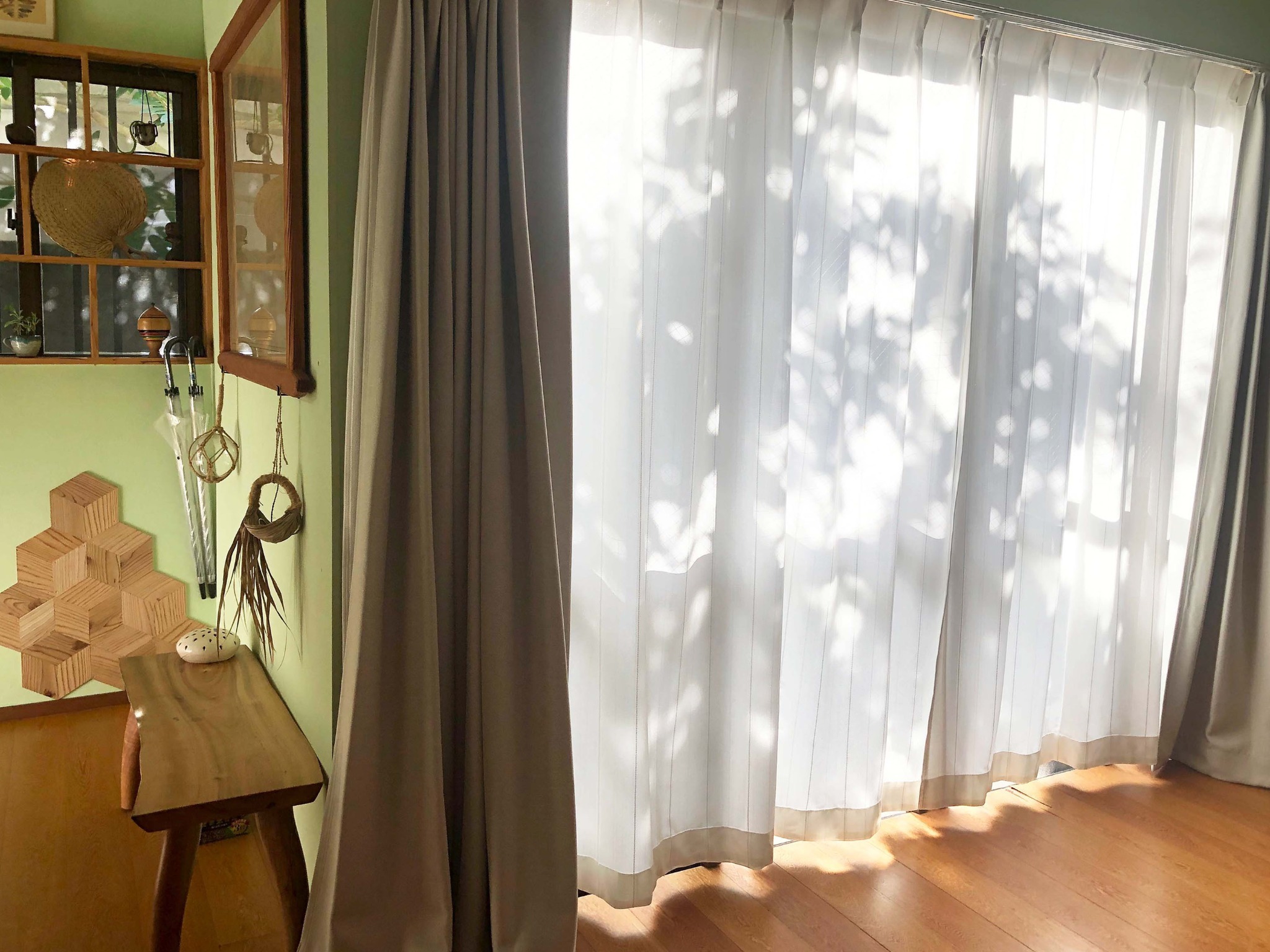 ・大きな窓からは優しいこもれびが差し込みます