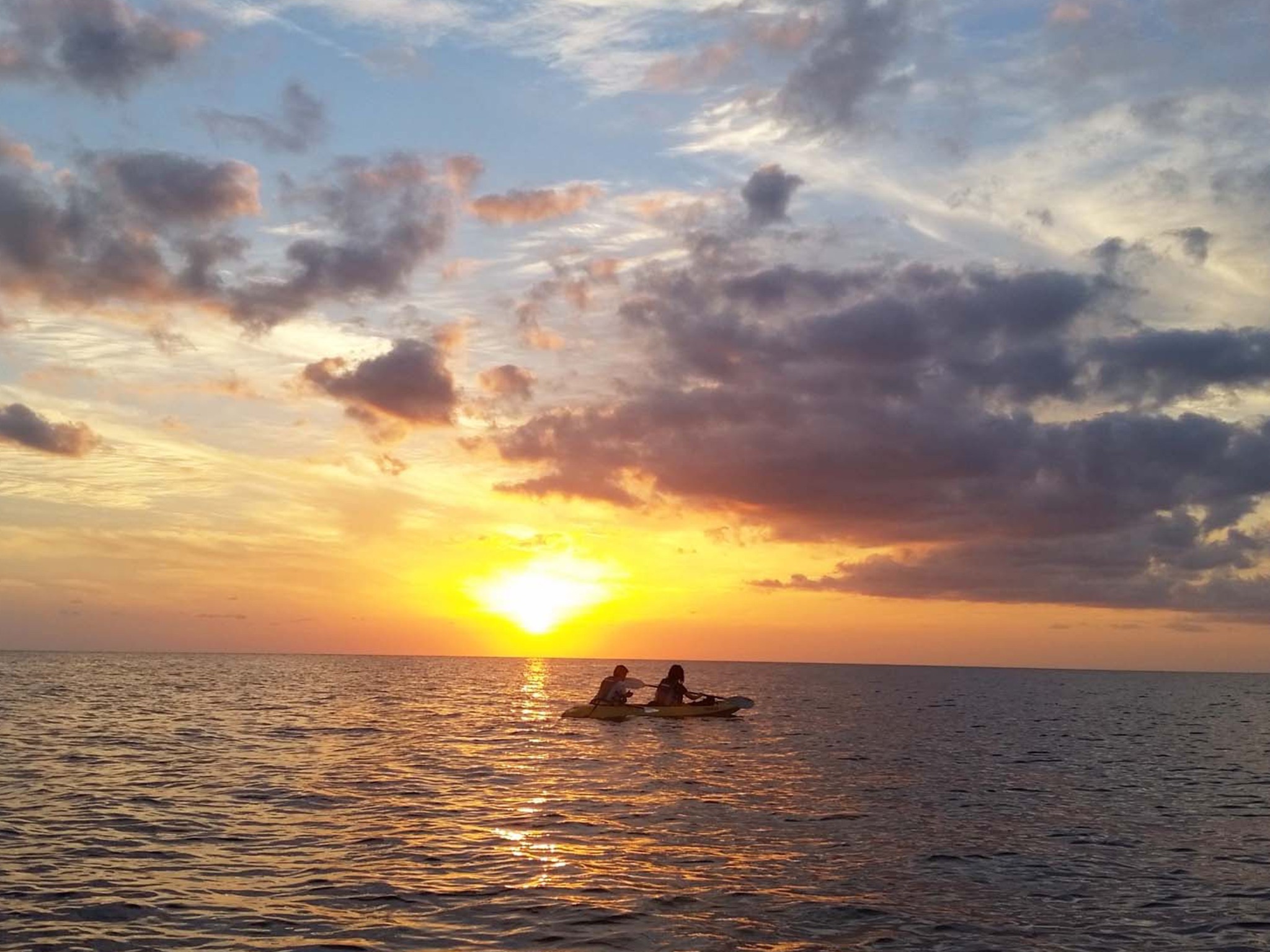 ・サンセットを独り占めできるカヤックツアーもございます