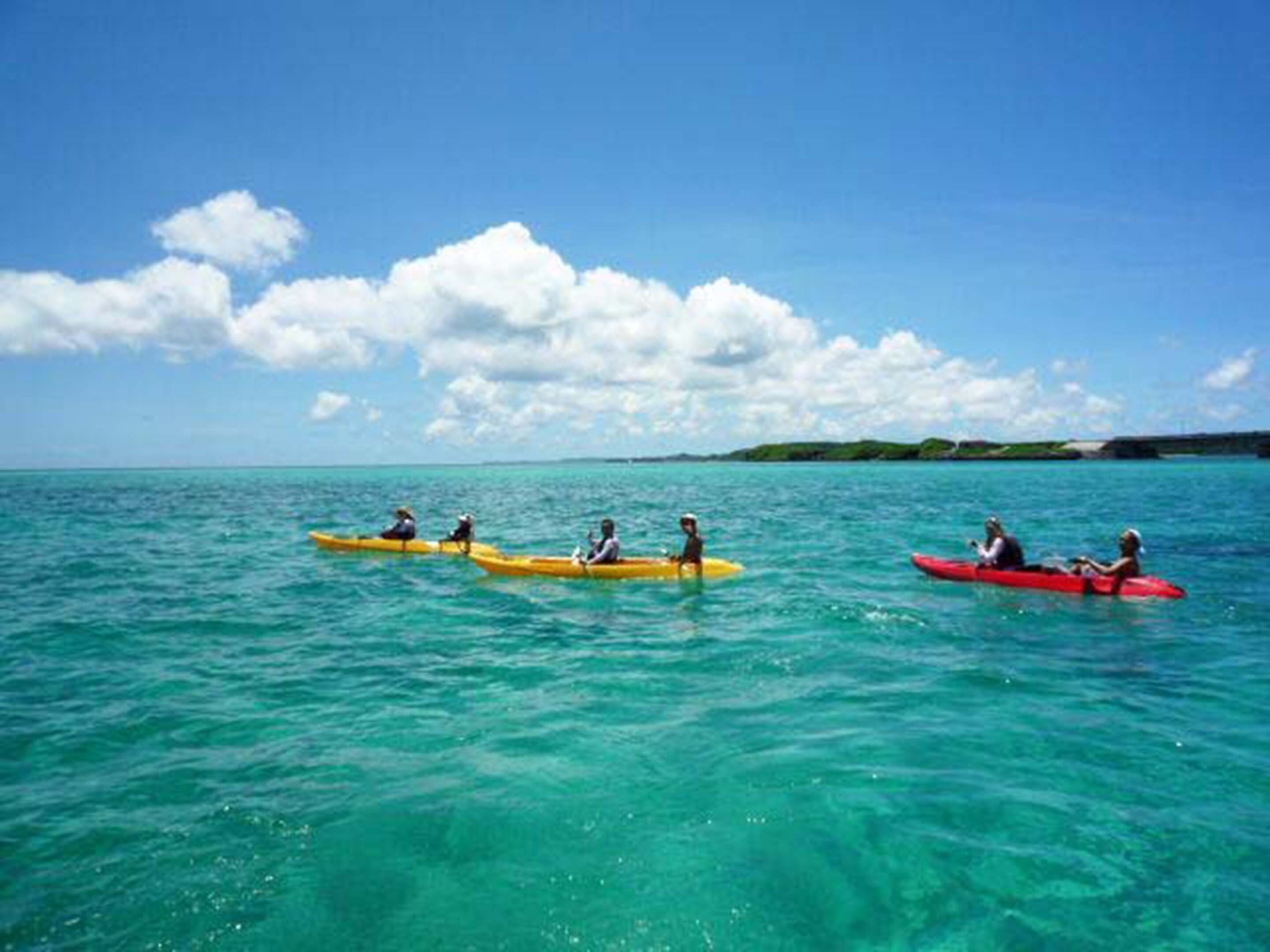 ・カヤックに乗って広い海と青い空に包まれて忘れられない旅を♪