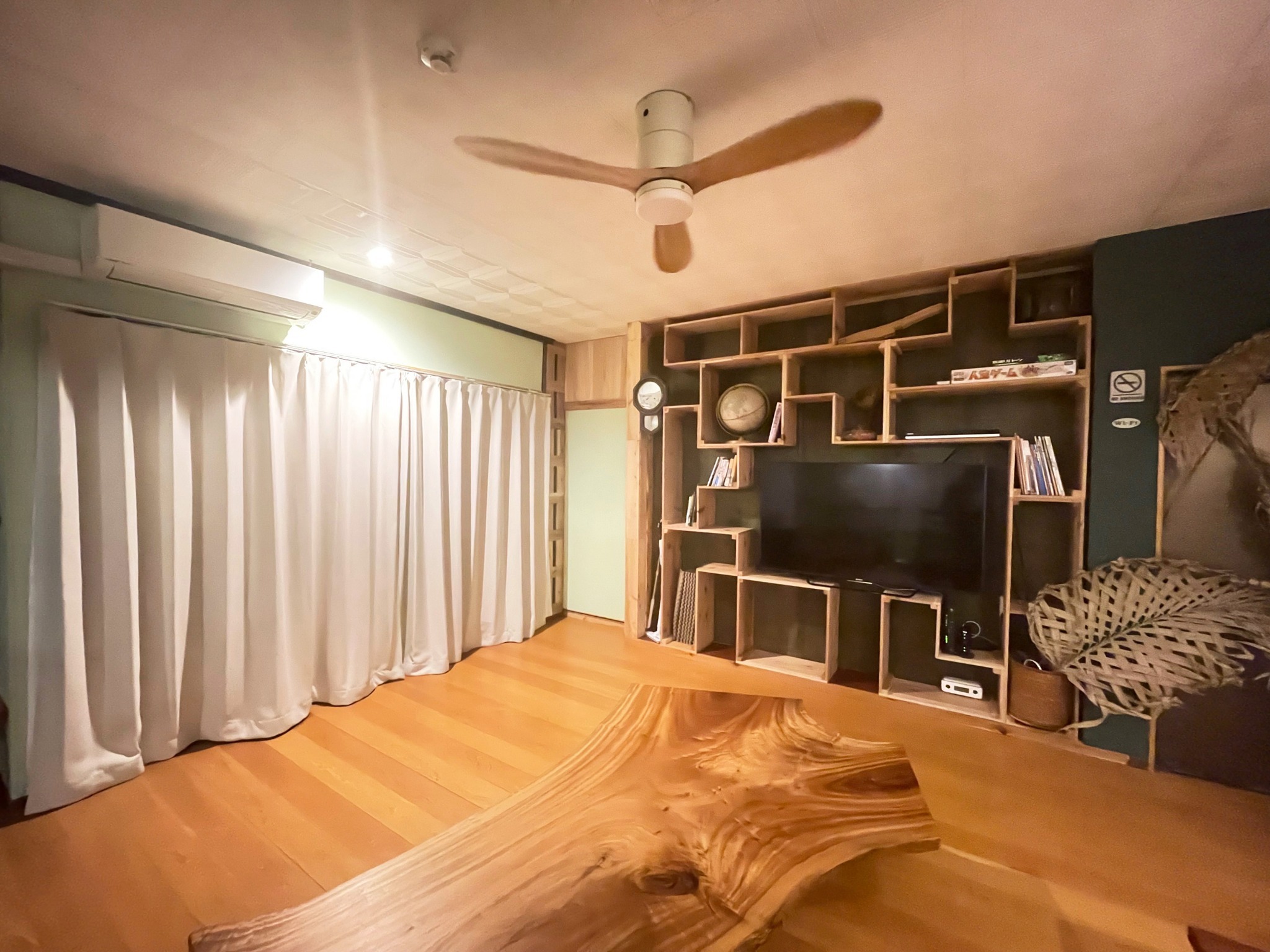 ・オーナー手作りの一枚板テーブルを囲んで家族や仲間と楽しい時間を♪