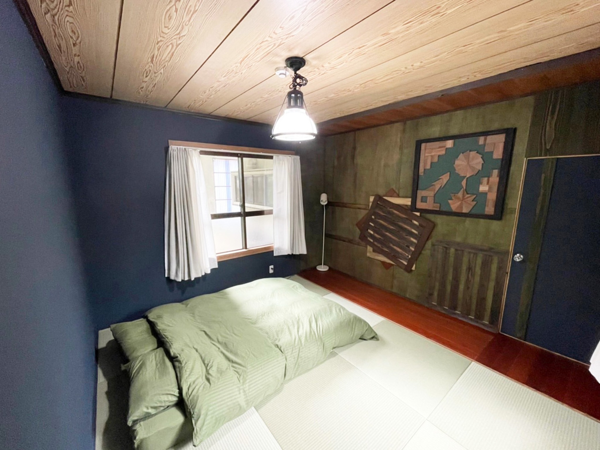 ・【寝室】木の温もりを感じる落ち着く和室です