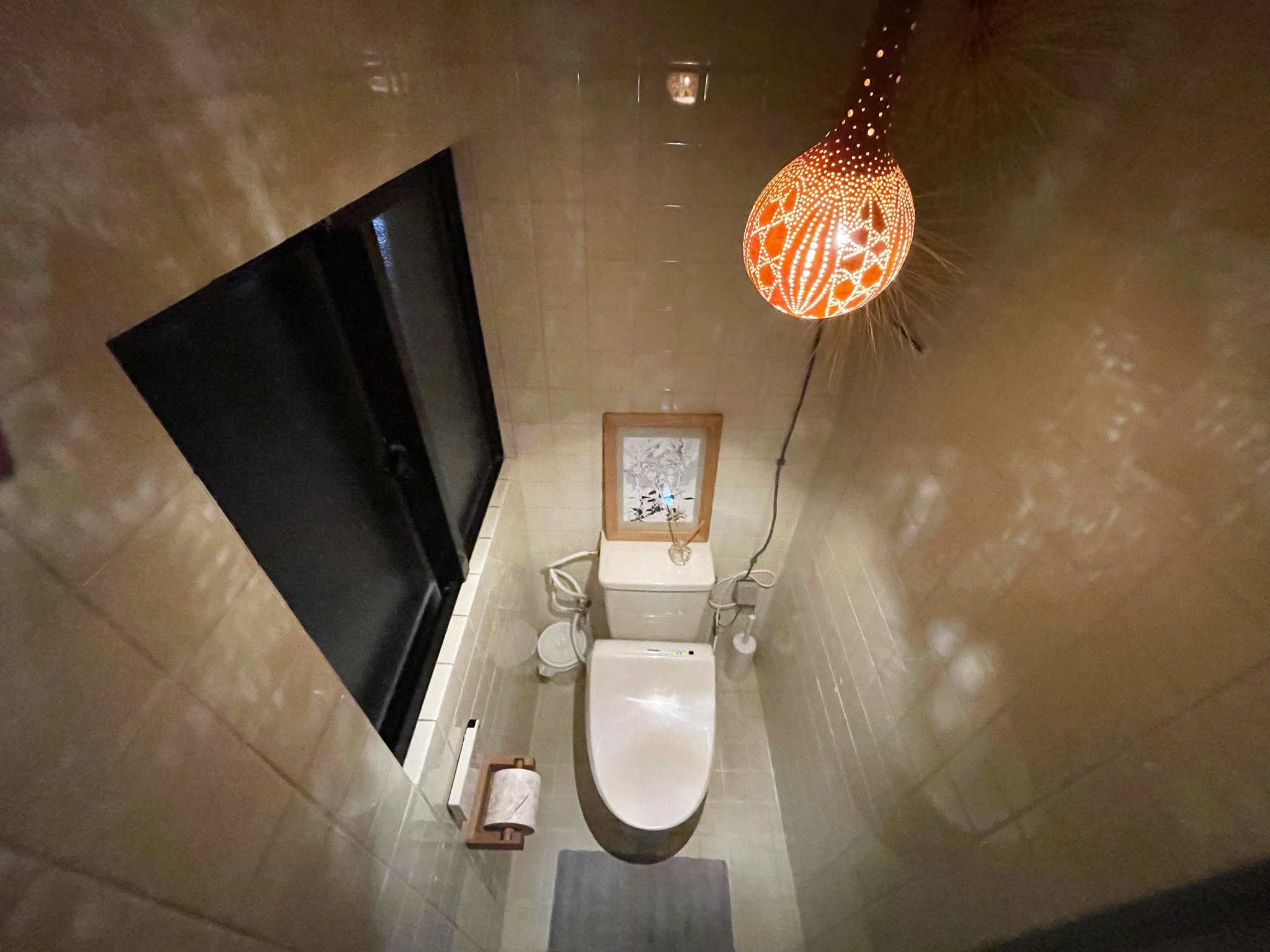 ・【トイレ】ランプの光が美しい、洗浄機能付きのトイレ