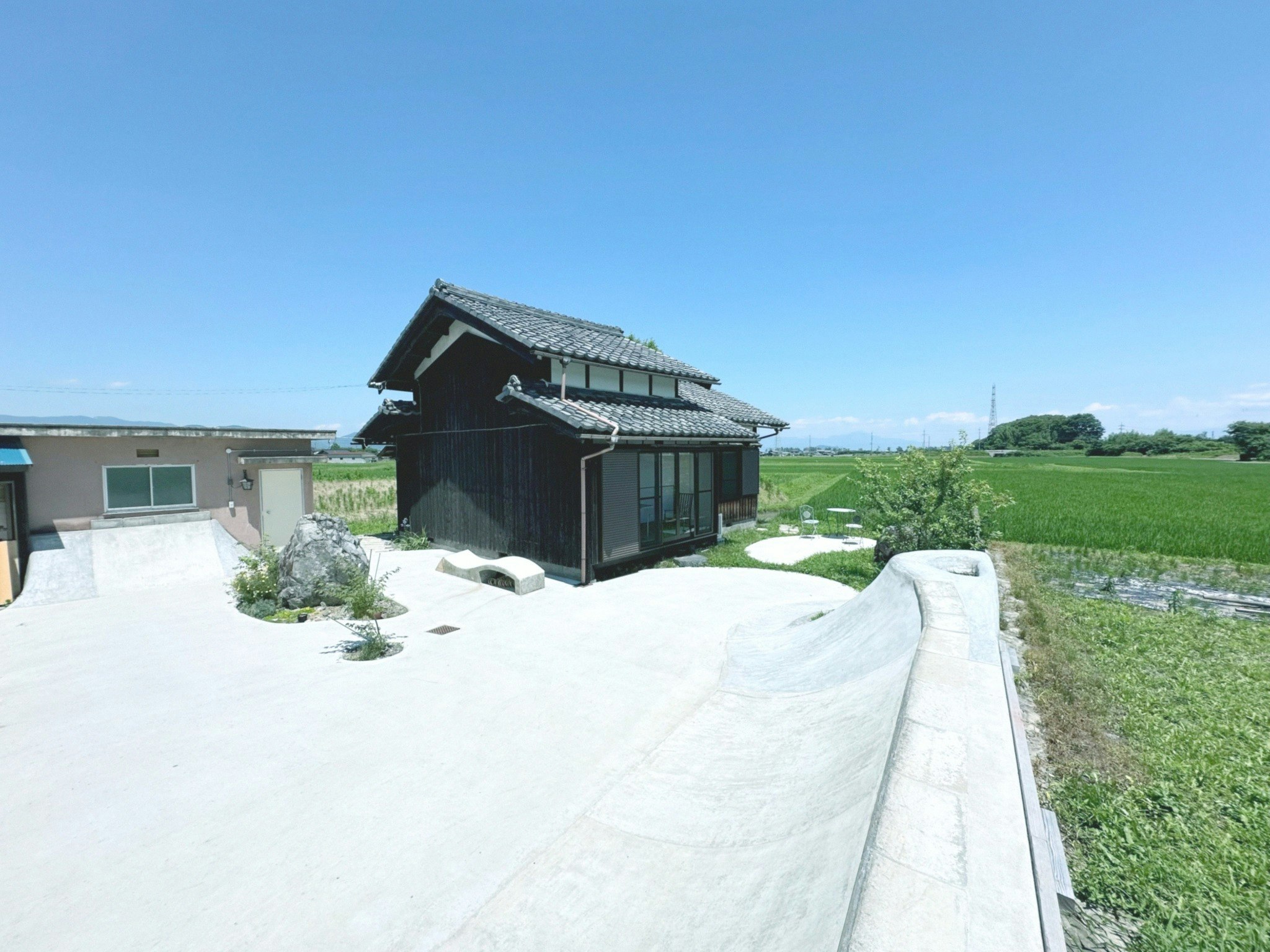 田園風景 + スケート + 喫茶 貸切の宿 然 -sikari-