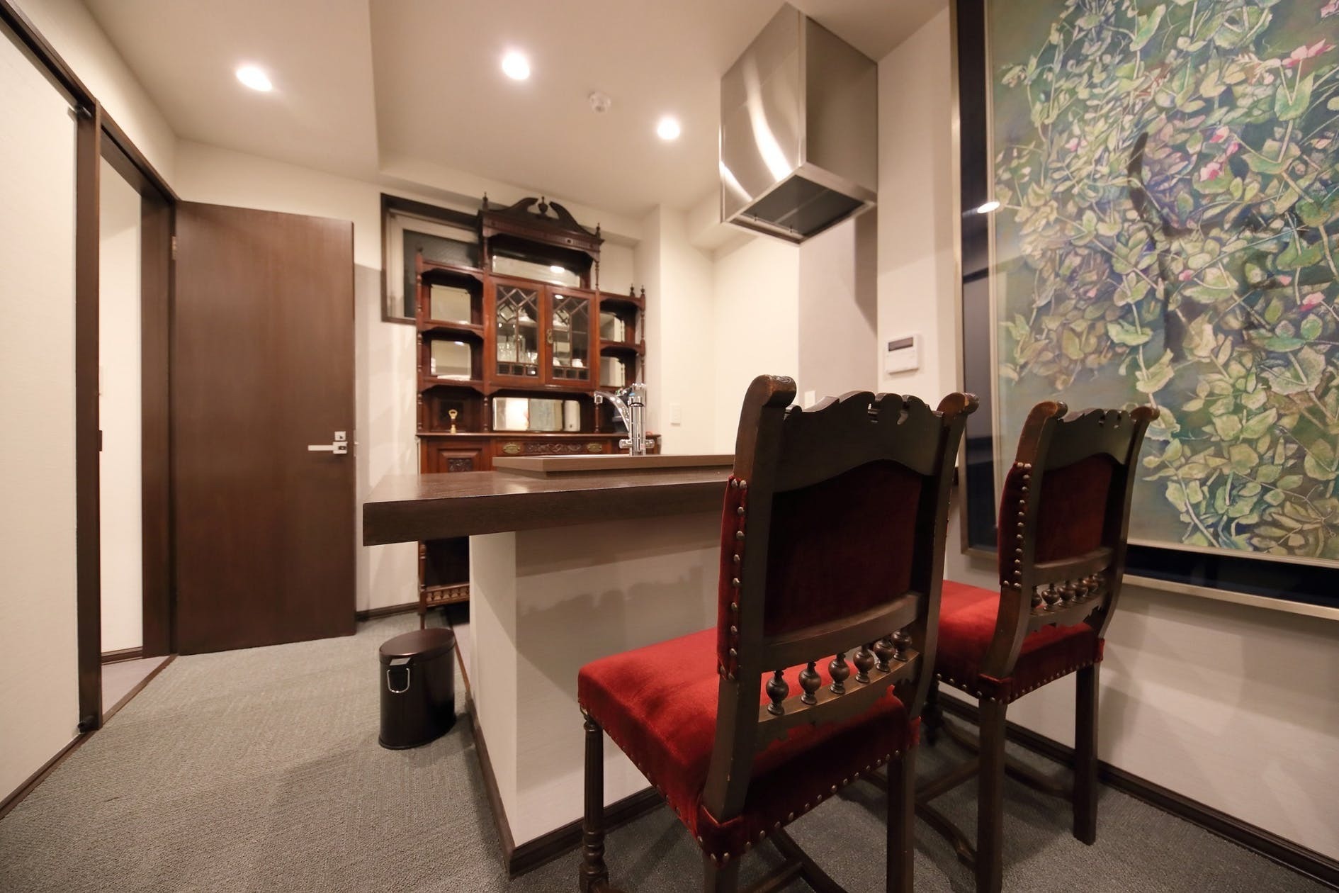 使い込まれたシャビーな質感を持つ家具でコーディネートされたインテリアスタイルのお部屋です。