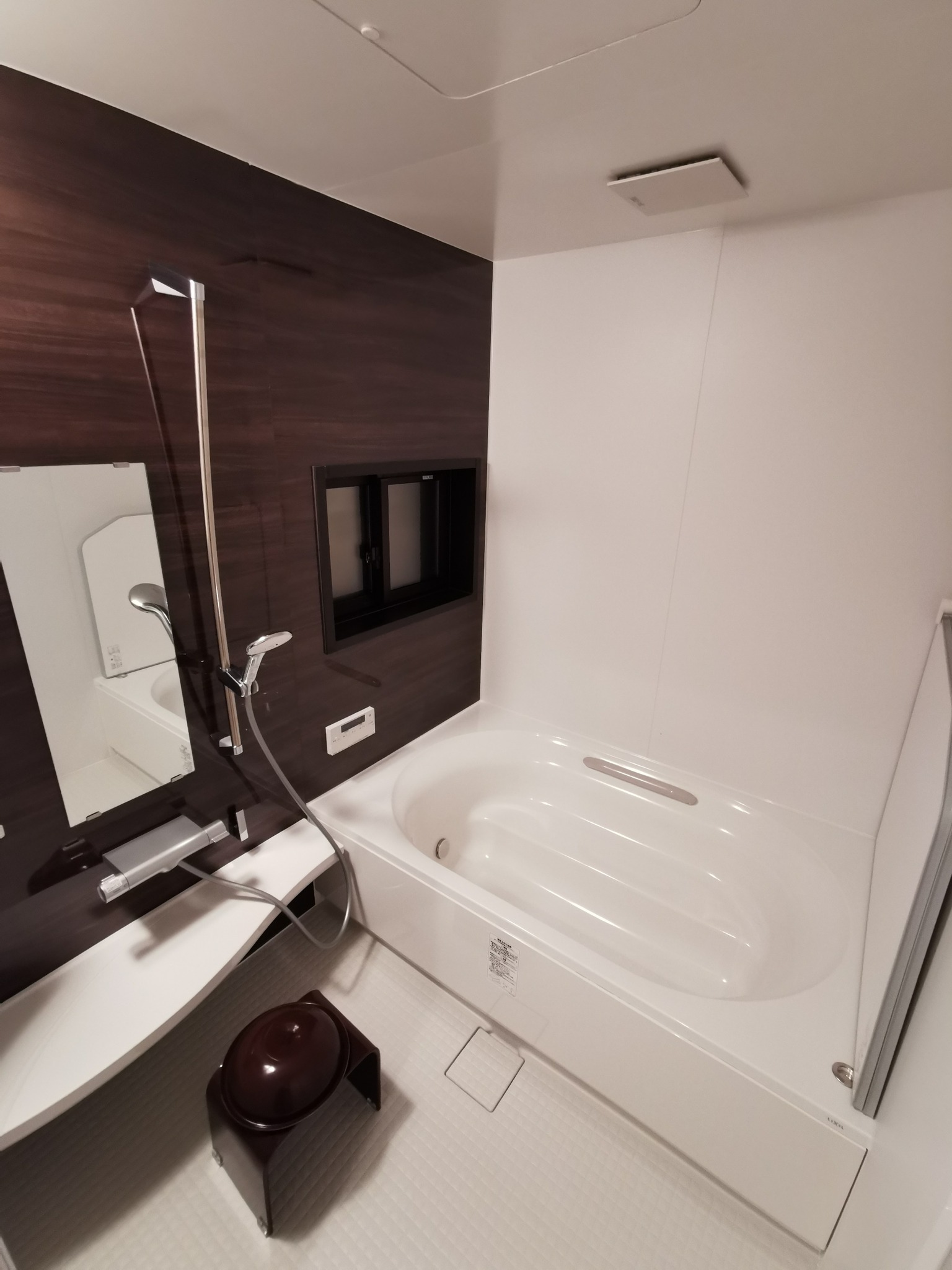 お風呂1.25坪タイプで広々ご家族でもご利用頂けます。 The bath 1.25 tsubo type is spacious enough for a family. Steps