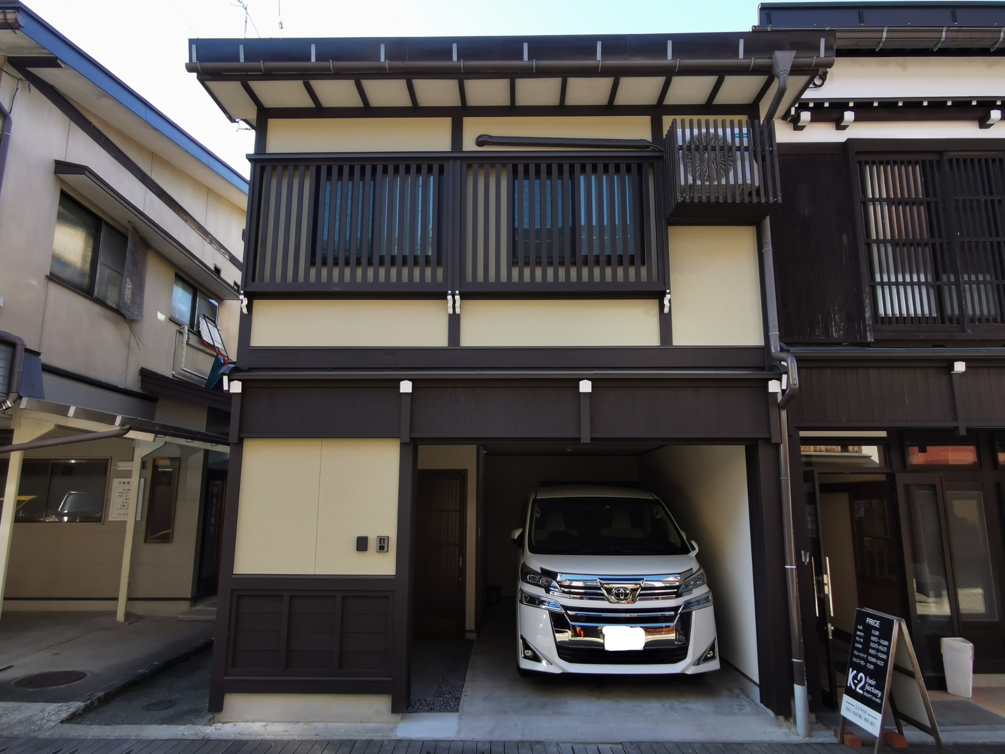 市街地景観保存区域の建物です。(駐車場1台無料) お隣は美容室さんです。 The building is in the cityscape preservation area. (1 free parking space) Next door is a hair salon.