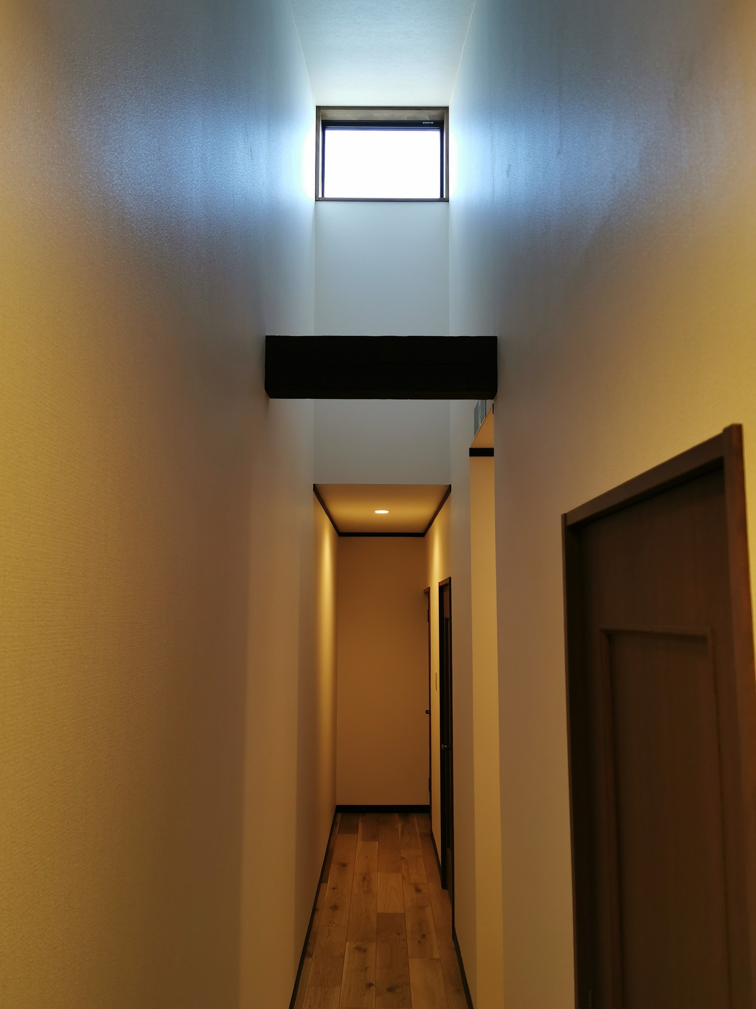 2階廊下の採光窓 Second floor corridor lighted window