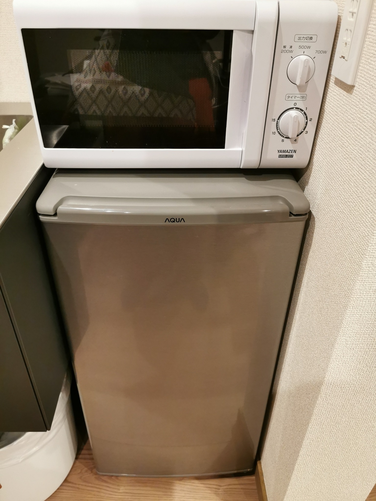 冷蔵庫と電子レンジ Refrigerator and microwave