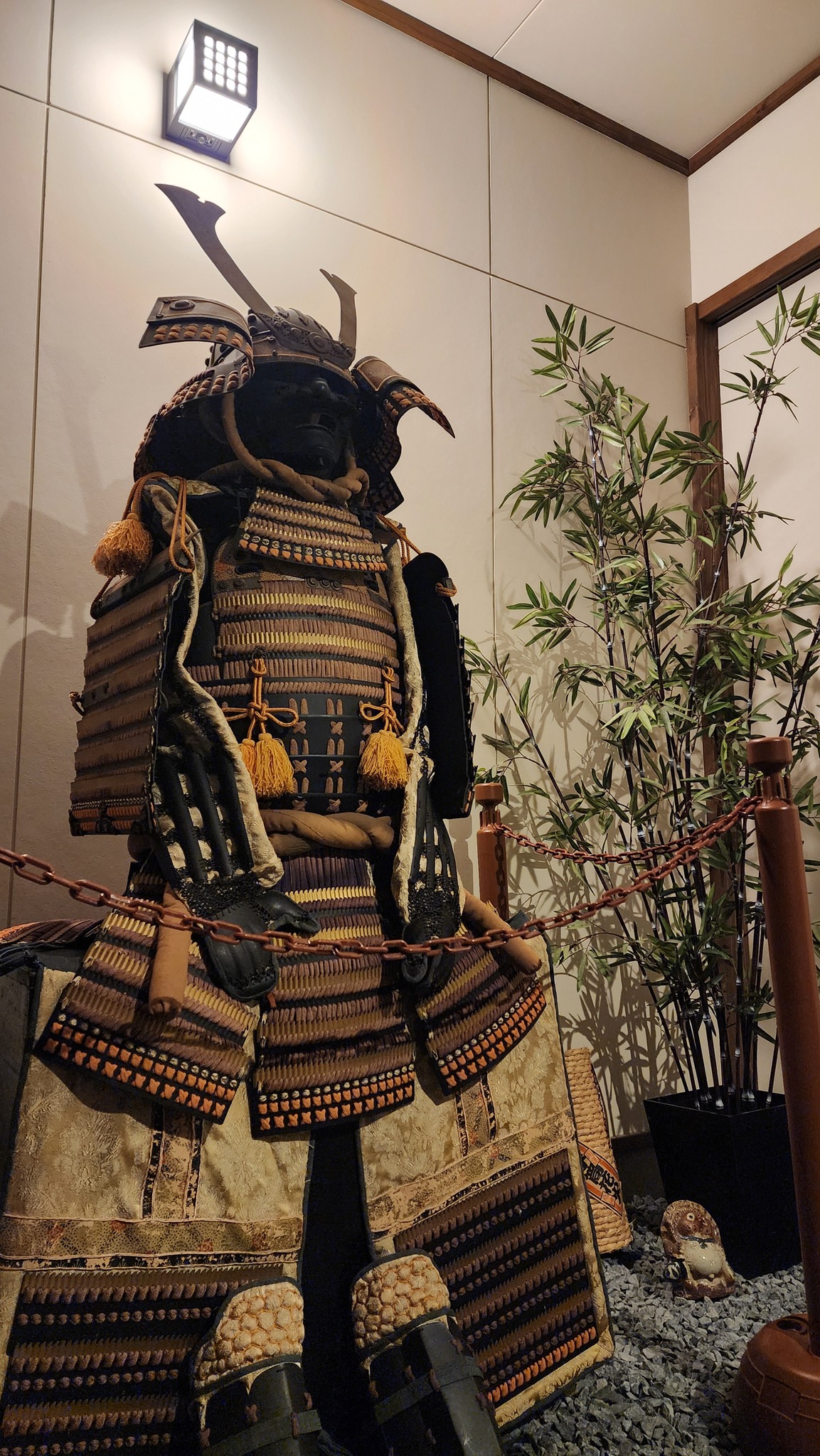 SAMURAI ARMOUR is displayed at the entrance.