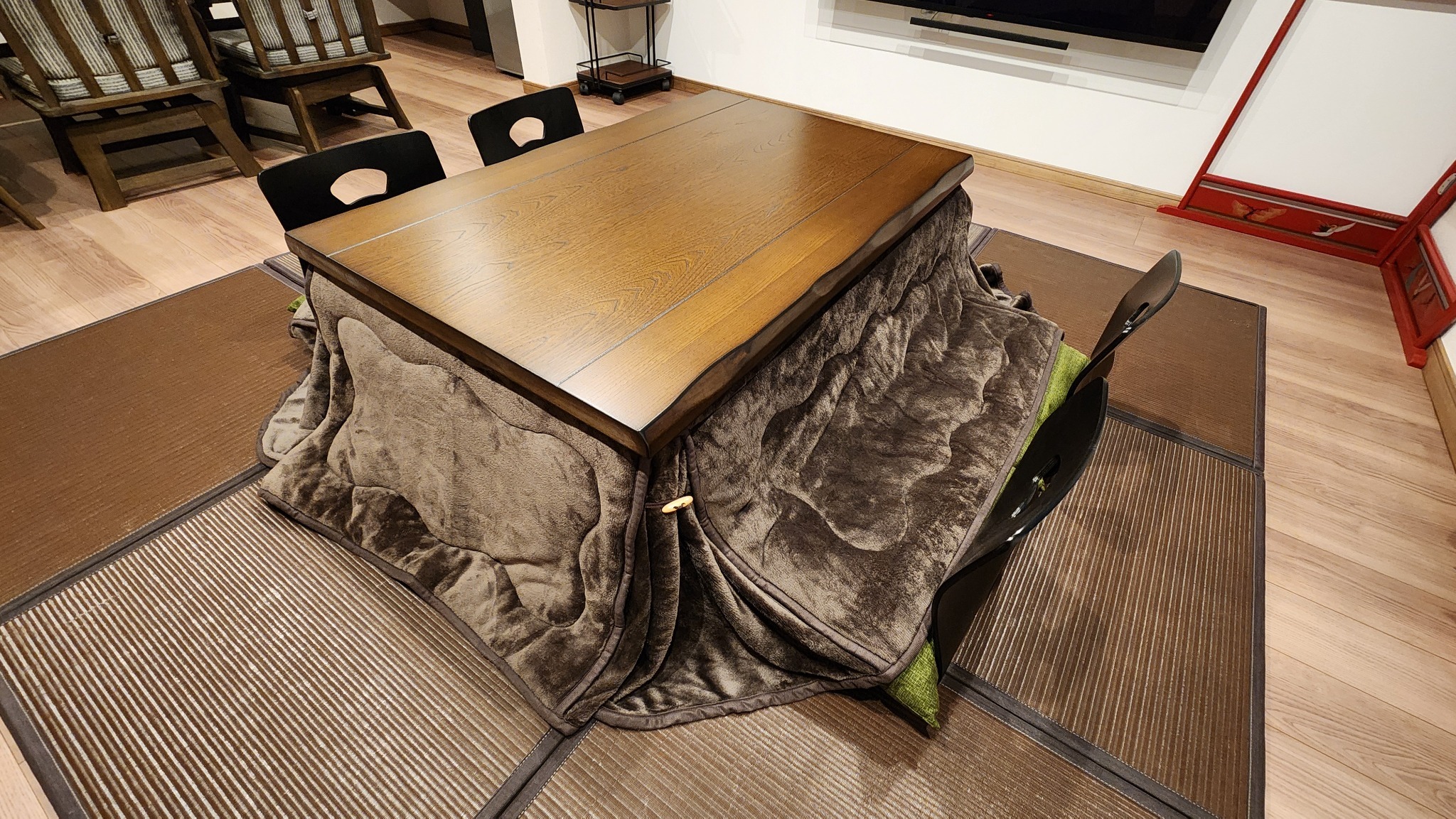 From November to April, a kotatsu is set up.