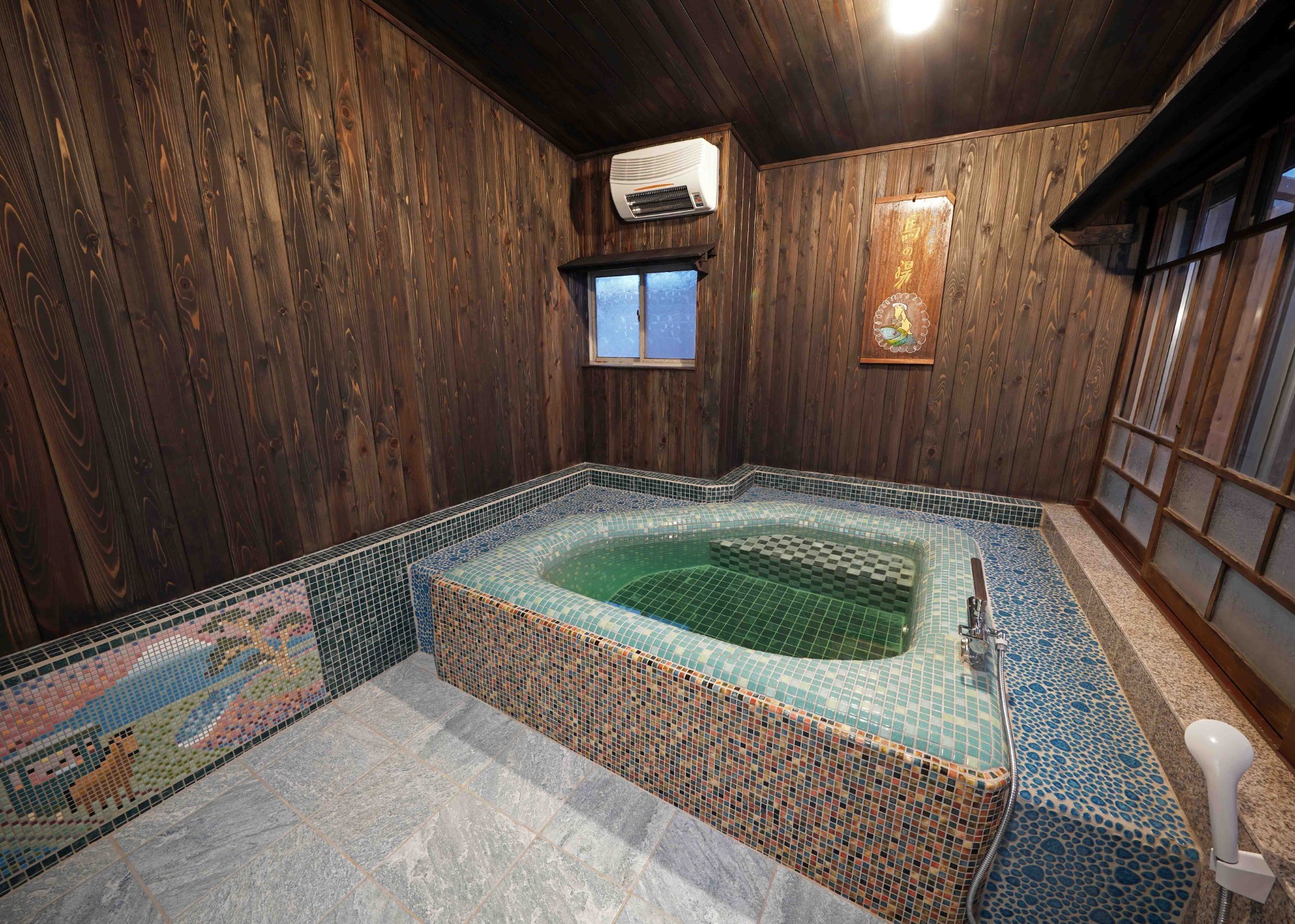 五感を刺激する、富士山深層水の浴室。