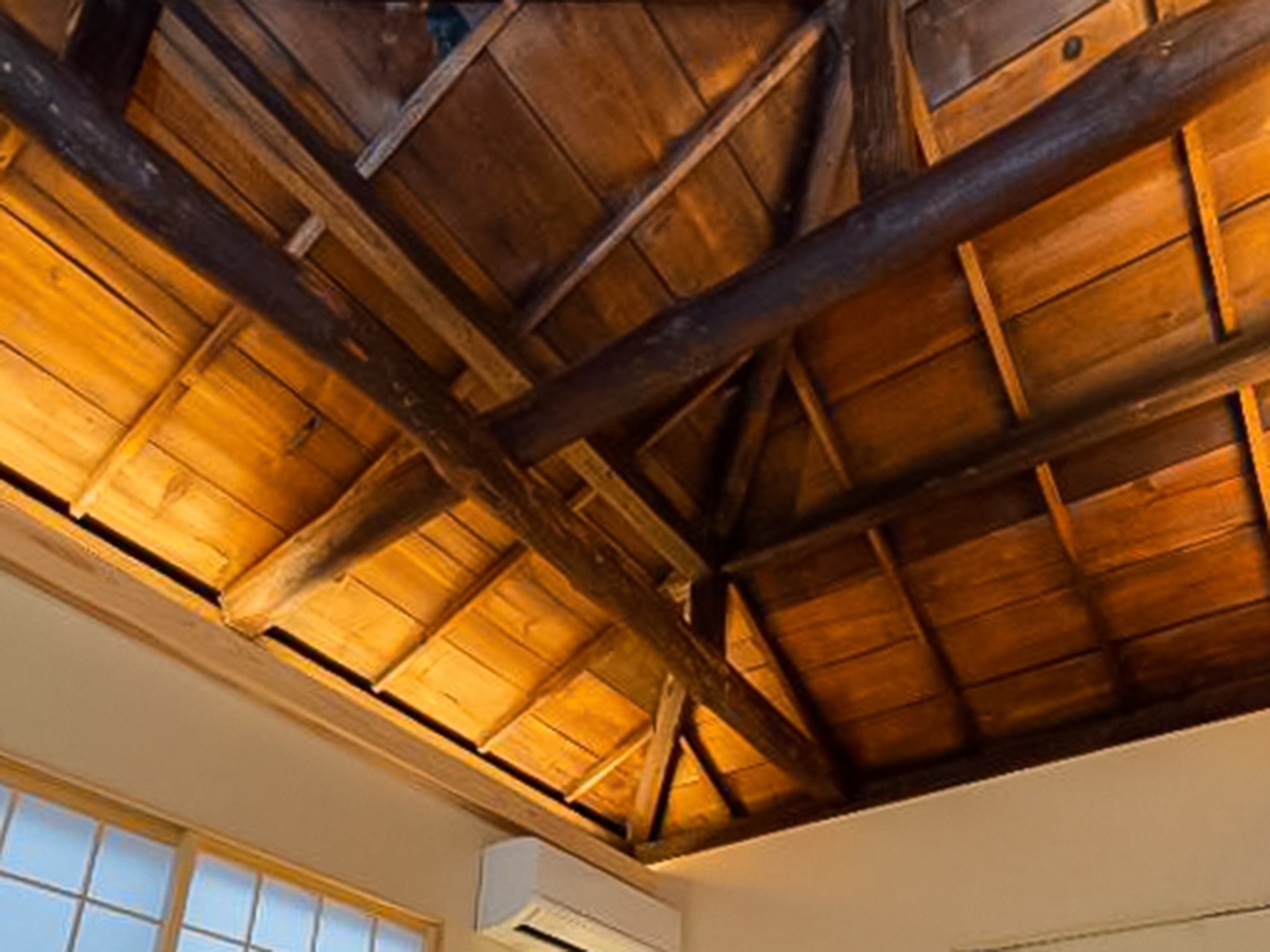 ・【和室】梁組を活かした屋根が特徴的な1室限定の和室