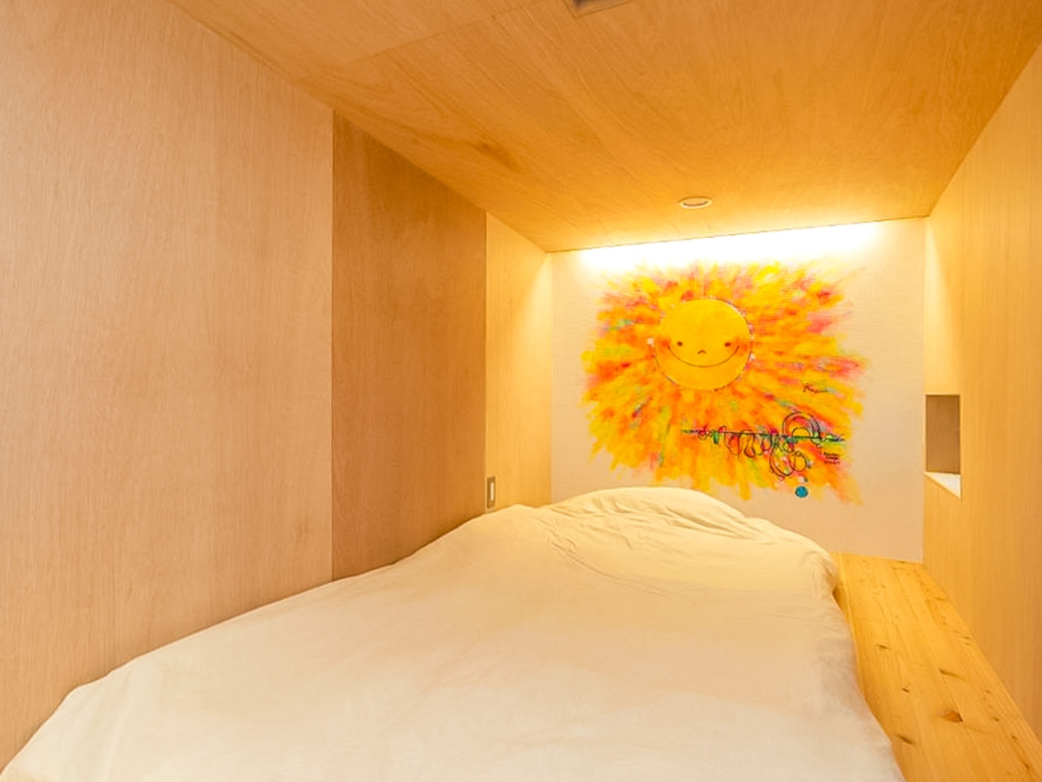 ・【カプセルルーム一例】お部屋毎に壁紙の柄が異なります