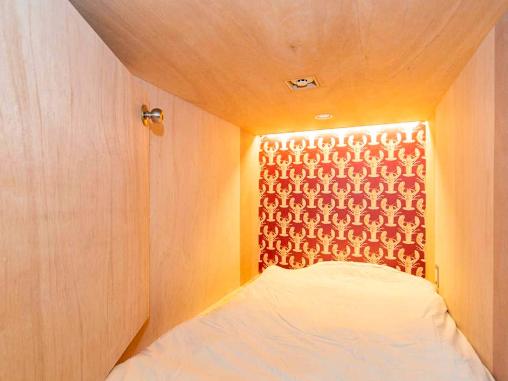 ・【カプセルルーム一例】鍵がかけられてプライベート空間もしっかり確保