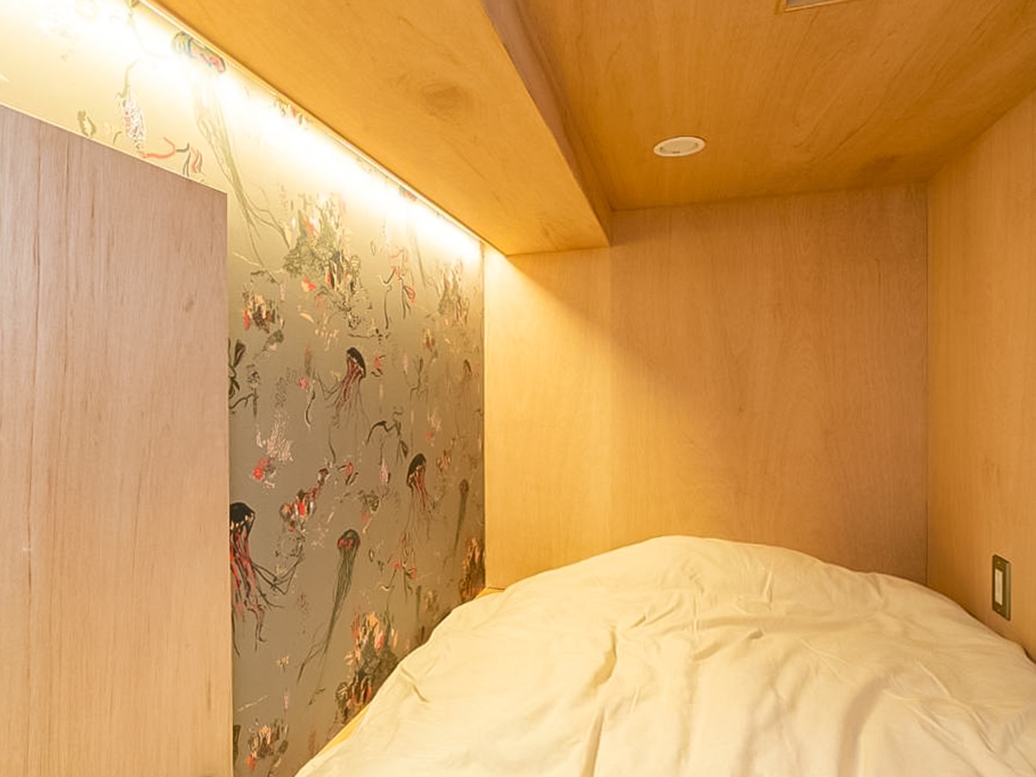 ・【カプセルルーム一例】枕元にコンセントもあります