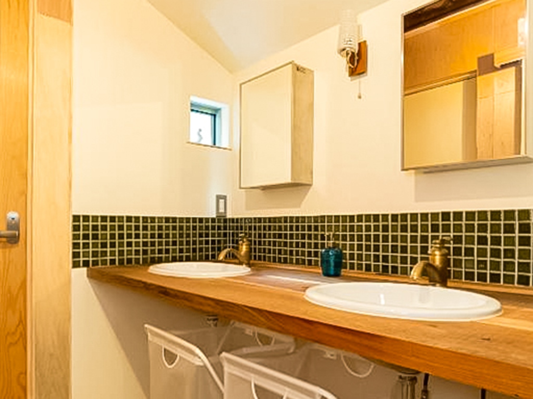 ・【洗面台】共有スペースは譲り合ってご利用ください