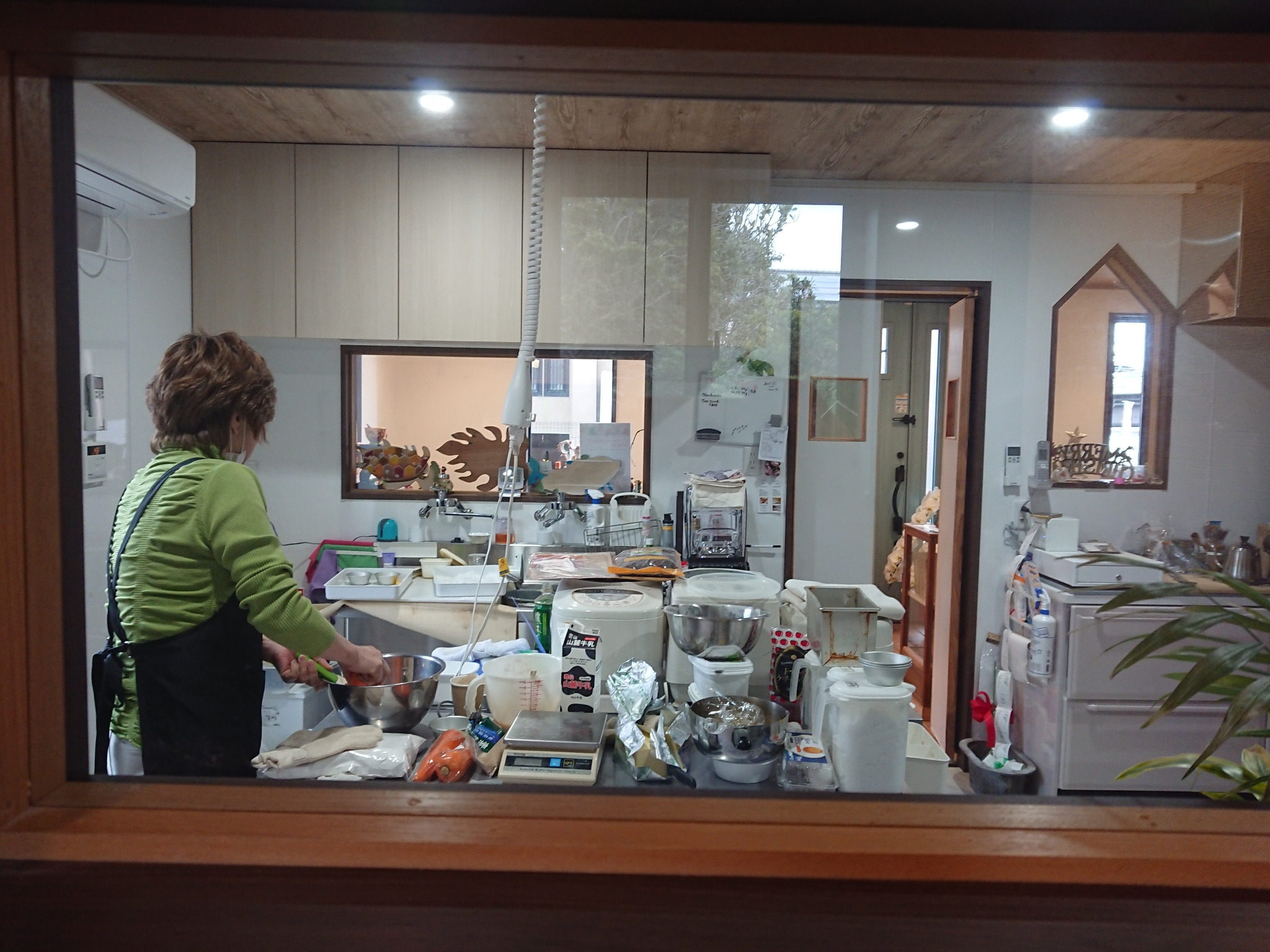 エントランスの小窓からパン屋の厨房が見えます。