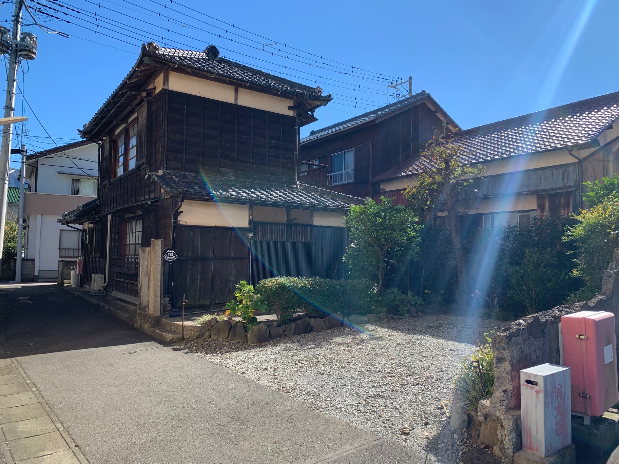 敷地内駐車場1台ございます。複数台の場合、ご予約時にお申しつけください