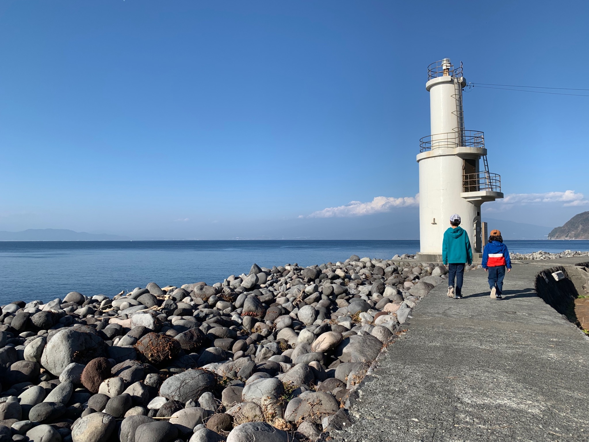 車で5分の御浜岬公園。夏は海水浴場になるほか、ぐるっと歩ける堤防遊歩道がおすすめです。