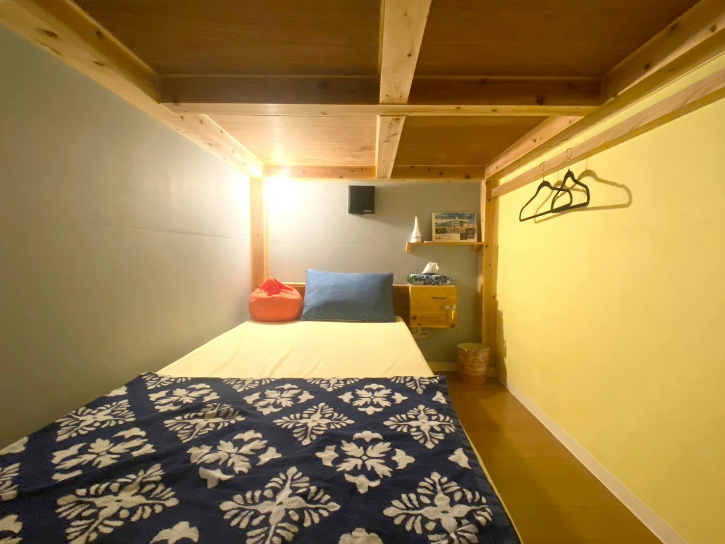 プライバシー確保!半個室ドミトリーシングル(1F)。アクティブに動きたい人向き。海まですぐの秘密基地