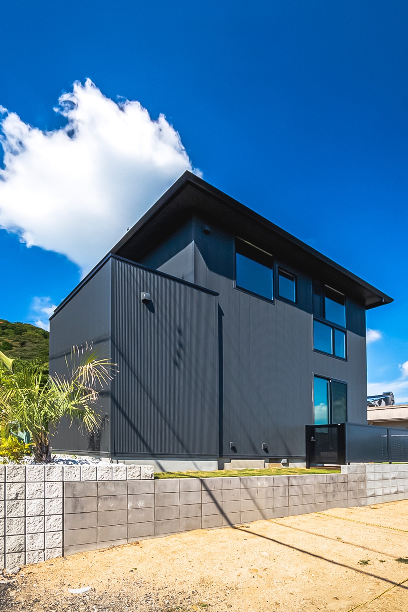 外観_駐車場は16台まで可能(無料)