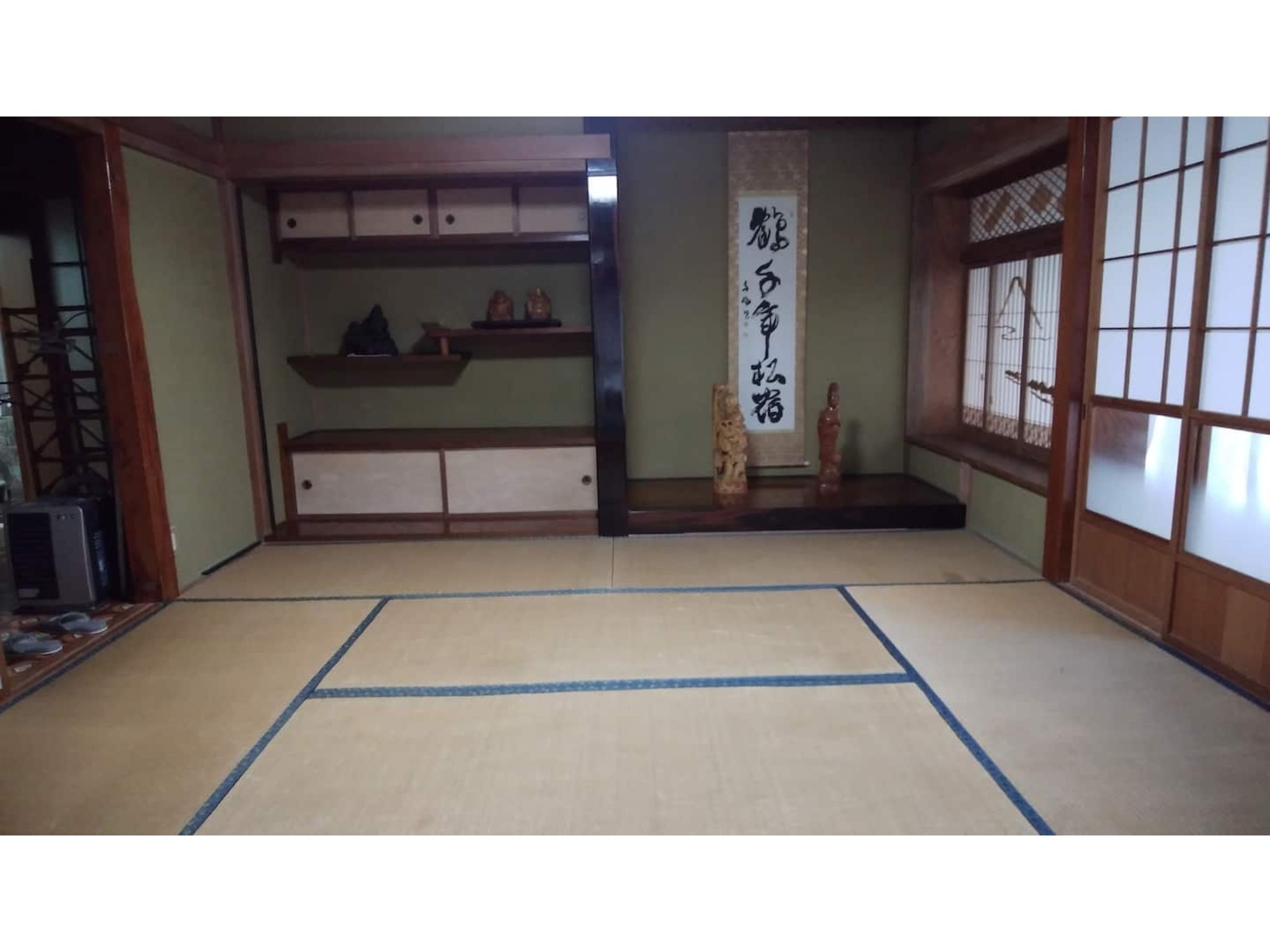 寝室(8畳、10畳の寝室)そのほか居間があります。