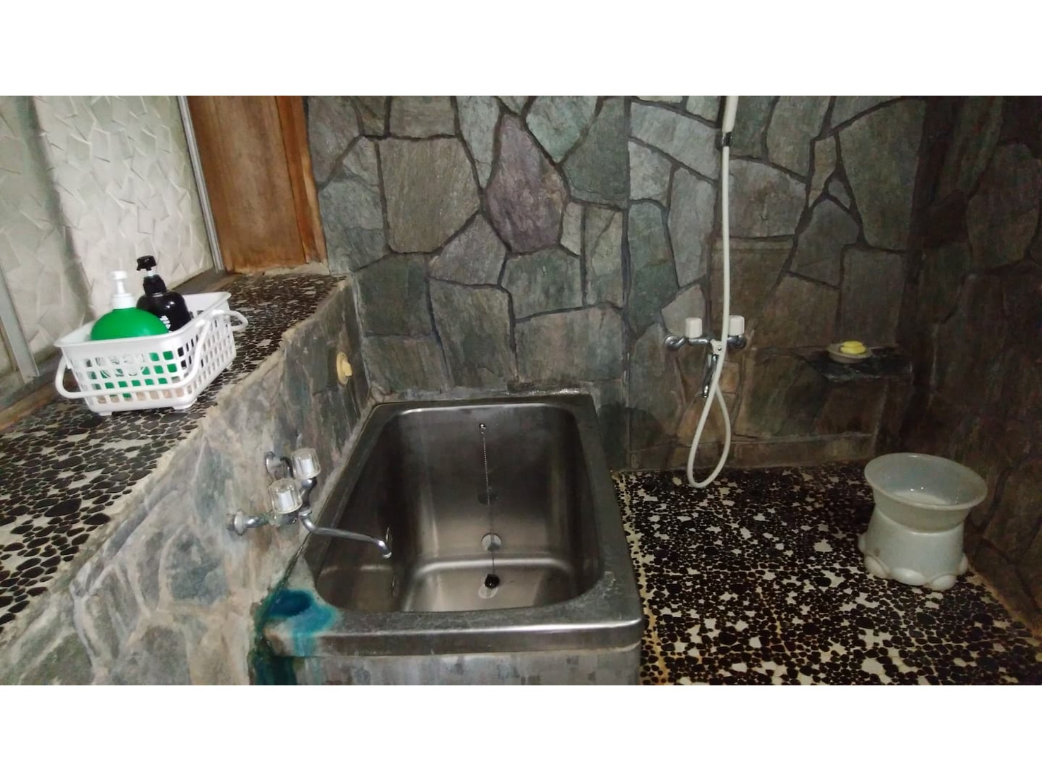 岩風呂風の風呂場