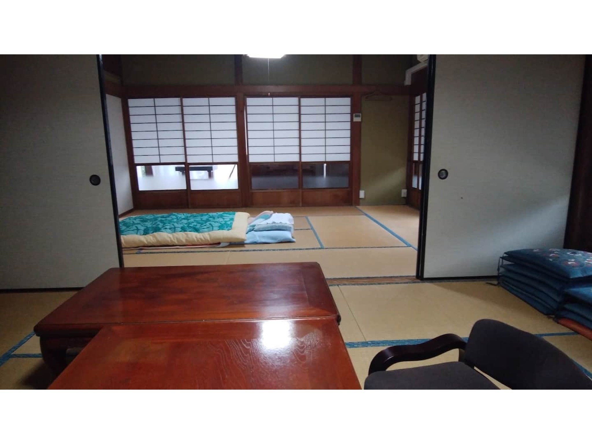 居間から見た寝室