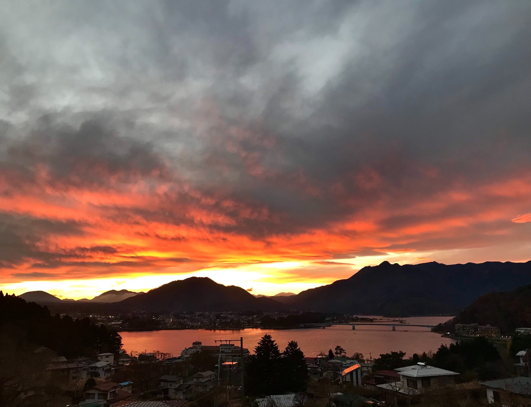 燃えるような夕焼け。毎日違う表情を見せてくれます。