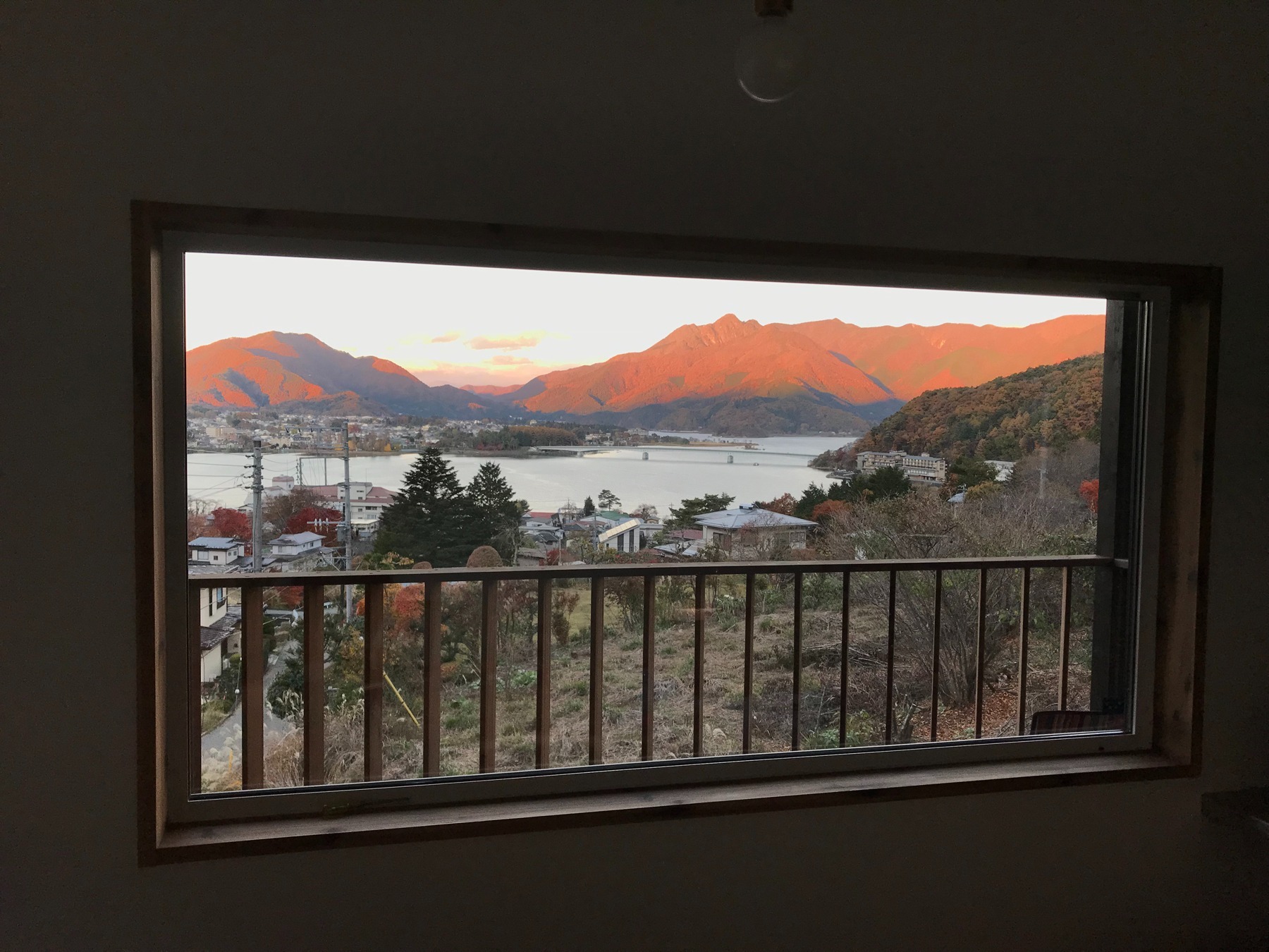 ダイニングからの眺め。朝焼けで山々が赤く染まっています。