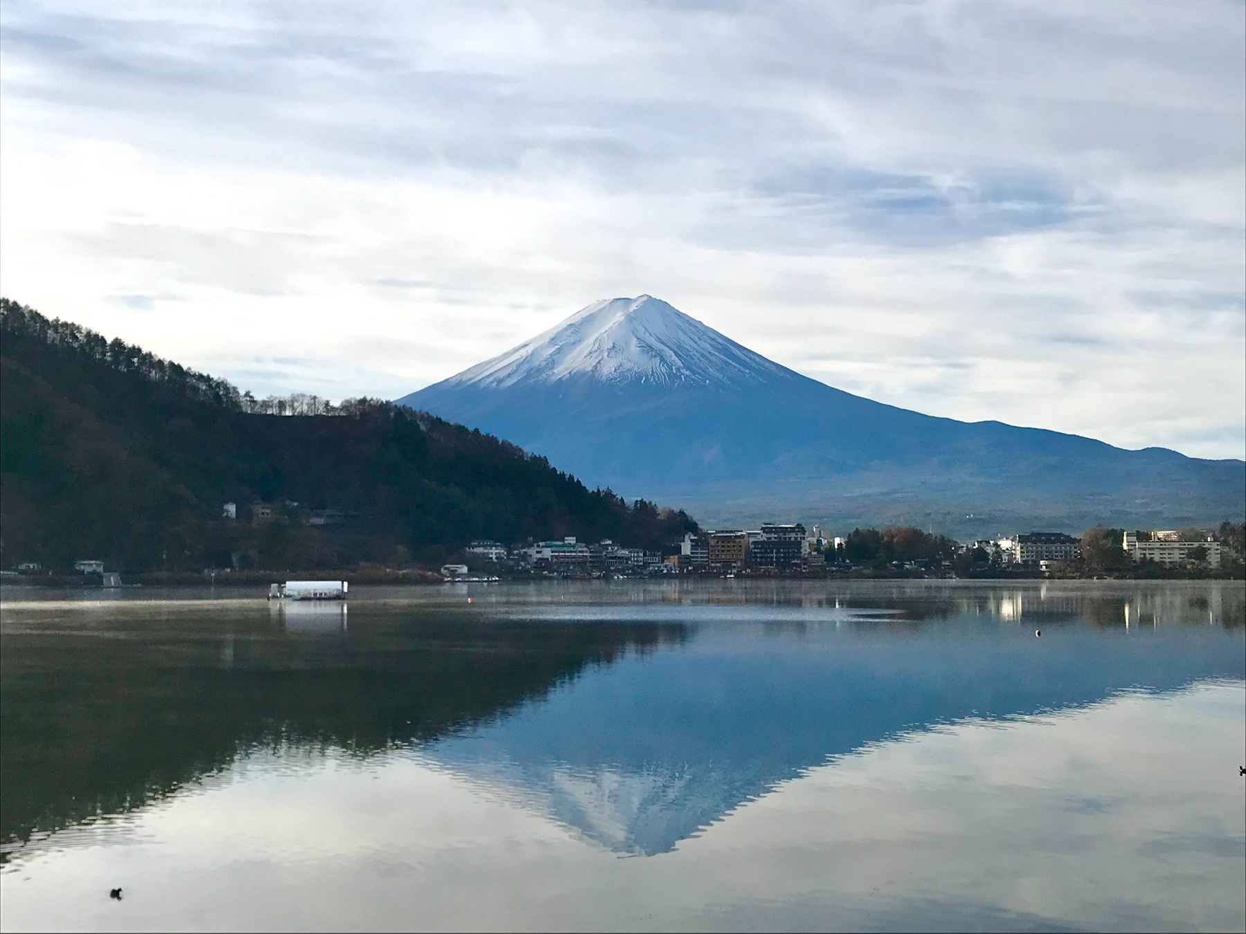 天気が良ければ、徒歩5分ほどの湖畔からは富士山が見えます。