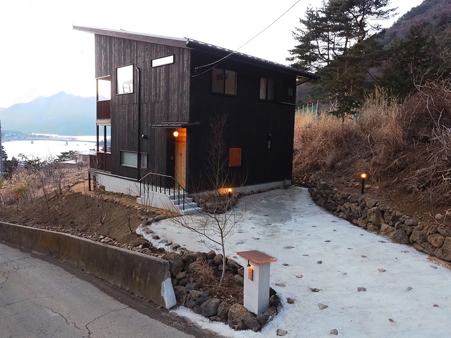 建物全体像。手前には3台駐車可能な駐車場がございます。